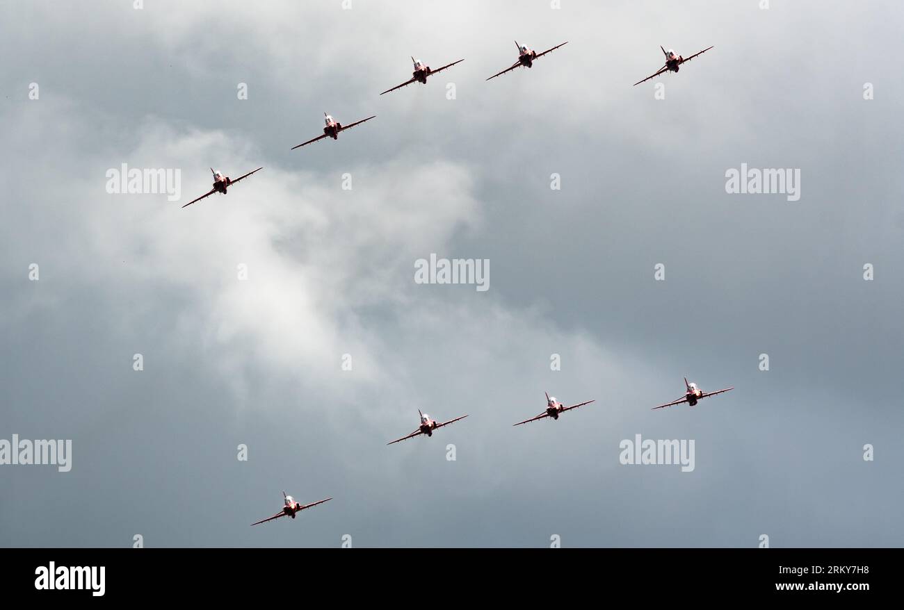 Le frecce rosse arrivano ad Hawarden prima che vengano esposte al Rhyl Air Show del 2023. Foto Stock