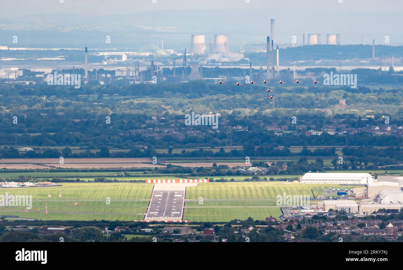 Le frecce rosse arrivano ad Hawarden prima che vengano esposte al Rhyl Air Show del 2023. Foto Stock