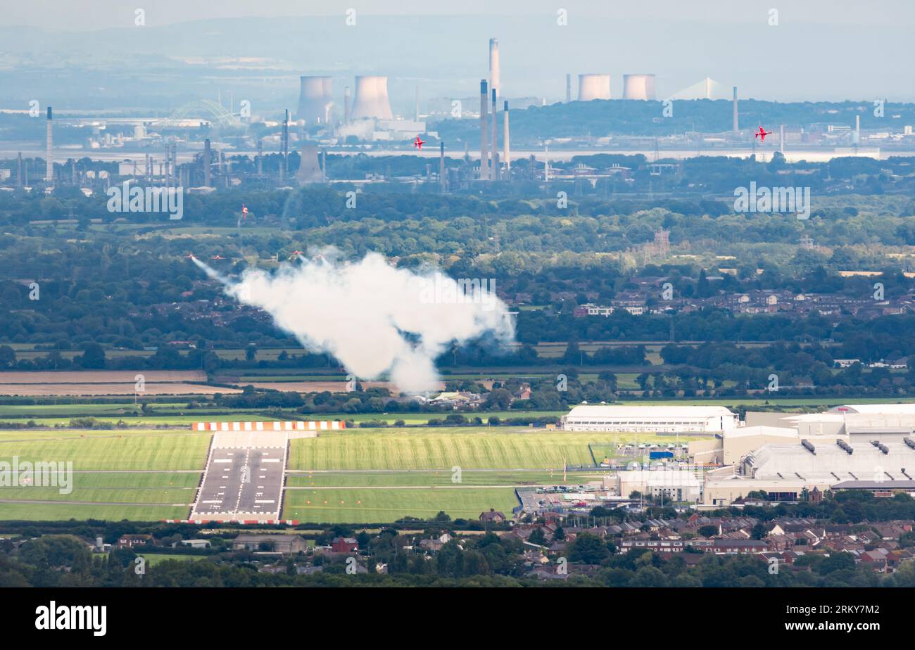 Le frecce rosse arrivano ad Hawarden prima che vengano esposte al Rhyl Air Show del 2023. Foto Stock