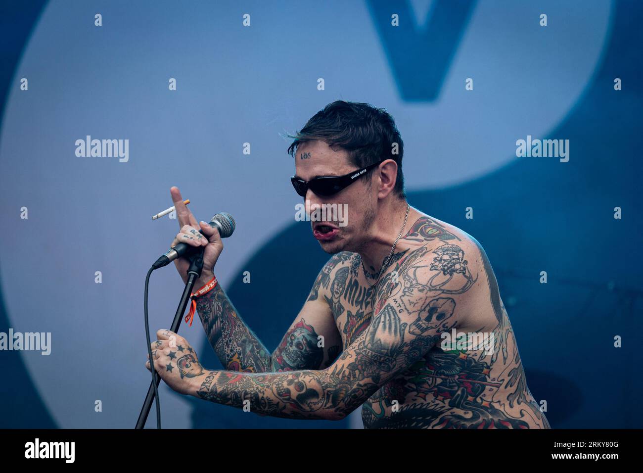 Parigi, Francia. 25 agosto 2023. Sebastian Murphy dei Viagra Boys si esibisce sul palco durante il concerto dal vivo. Il secondo giorno della 20a edizione del festival musicale francese Rock en Seine è stato presentato dal placebo britannico, al Domaine National de Saint-Cloud. (Foto di Telmo Pinto/SOPA Images/Sipa USA) credito: SIPA USA/Alamy Live News Foto Stock