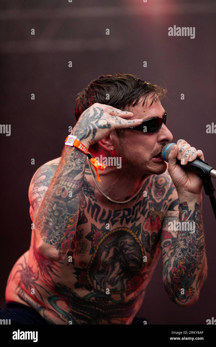 Parigi, Francia. 25 agosto 2023. Sebastian Murphy dei Viagra Boys si esibisce sul palco durante il concerto dal vivo. Il secondo giorno della 20a edizione del festival musicale francese Rock en Seine è stato presentato dal placebo britannico, al Domaine National de Saint-Cloud. Credito: SOPA Images Limited/Alamy Live News Foto Stock