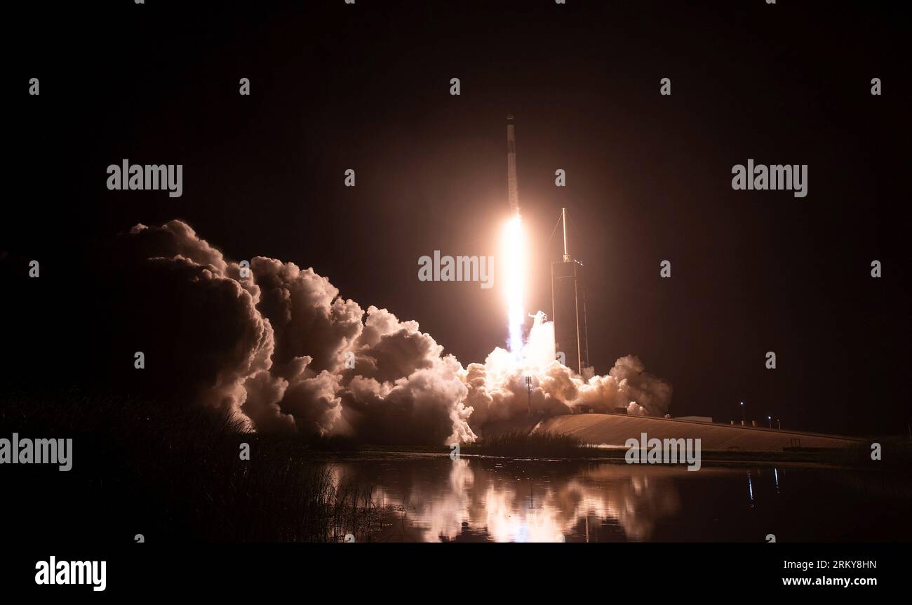 Cape Canaveral, Stati Uniti d'America. 26 agosto 2023. Il razzo SpaceX Falcon 9 che trasporta la capsula Crew Dragon si lancia dal Launch Complex 39A al Kennedy Space Center, il 26 agosto 2023 a Cape Canaveral, Florida. Membri dell'equipaggio 7: L'astronauta della NASA Jasmin Moghbeli, l'astronauta ESA Andreas Mogensen, l'astronauta JAXA Satoshi Furukawa e il cosmonauta Roscosmos Konstantin Borisov partirono per una rotazione sulla stazione spaziale Internazionale. Crediti: Joel Kowsky/NASA/Alamy Live News Foto Stock