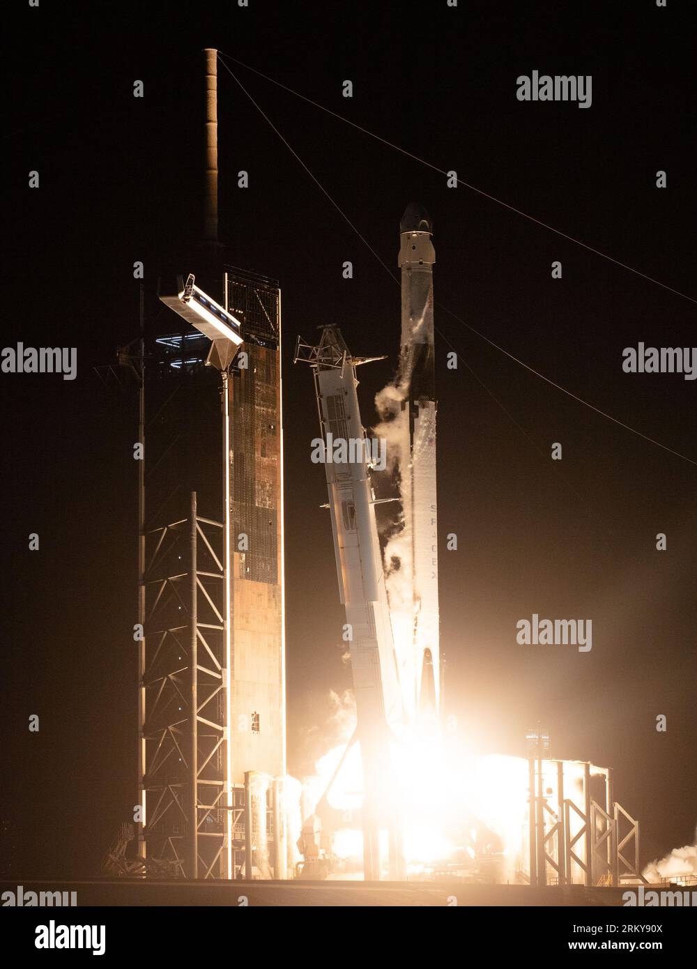 Cape Canaveral, Stati Uniti d'America. 26 agosto 2023. Il razzo SpaceX Falcon 9 che trasporta la capsula Crew Dragon si lancia dal Launch Complex 39A al Kennedy Space Center, il 26 agosto 2023 a Cape Canaveral, Florida. Membri dell'equipaggio 7: L'astronauta della NASA Jasmin Moghbeli, l'astronauta ESA Andreas Mogensen, l'astronauta JAXA Satoshi Furukawa e il cosmonauta Roscosmos Konstantin Borisov partirono per una rotazione sulla stazione spaziale Internazionale. Crediti: Joel Kowsky/NASA/Alamy Live News Foto Stock