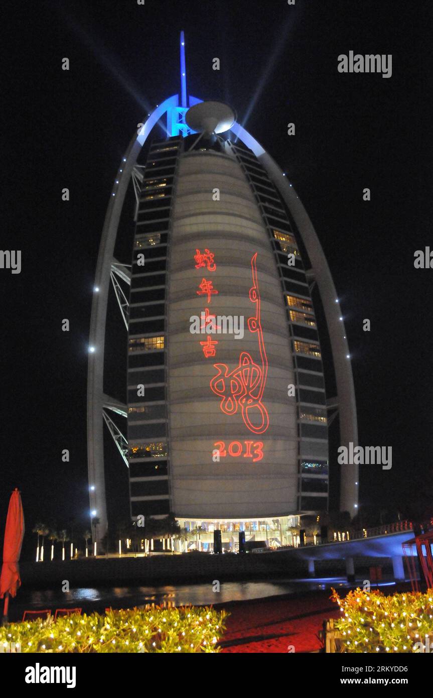Bildnummer: 59202636 Datum: 10.02.2013 Copyright: imago/Xinhua (130210) -- DUBAI, 10 febbraio 2013 (Xinhua) -- giganteschi lasergrafi del capodanno lunare cinese felice del serpente in cinese sono visibili sulla parete frontale dell'iconico hotel a sette stelle Burj al-Arab di Dubai, letteralmente torre araba, a Dubai il 10 febbraio 2013, in occasione del capodanno lunare cinese. (Xinhua/ma Xiping) DUBAI-CHINESE-LUNAR-NEW YEAR PUBLICATIONxNOTxINxCHN Gesellschaft Neujahr Frühlingsfest Feiertag xas x0x 2013 hoch premiumd 59202636 Data 10 02 2013 Copyright Imago XINHUA Dubai 10 febbraio 2013 XINHUA Gigantic of Happy Chines Foto Stock