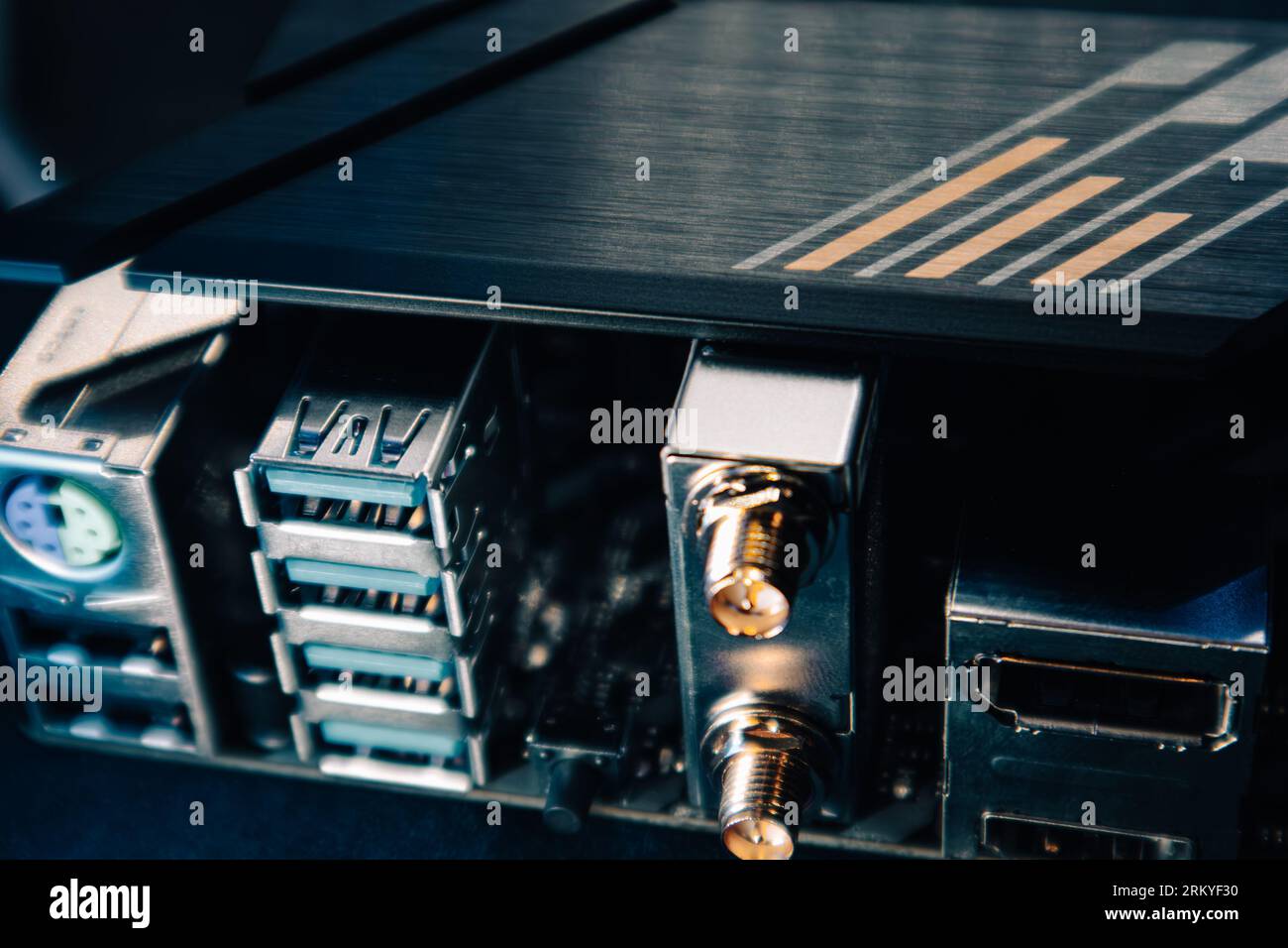 I connettori femmina USB, tastiera, HDMI, per antenna sono disponibili in primo piano su un potente PC desktop moderno. Componenti del chipset hardware del computer. Elettro Foto Stock