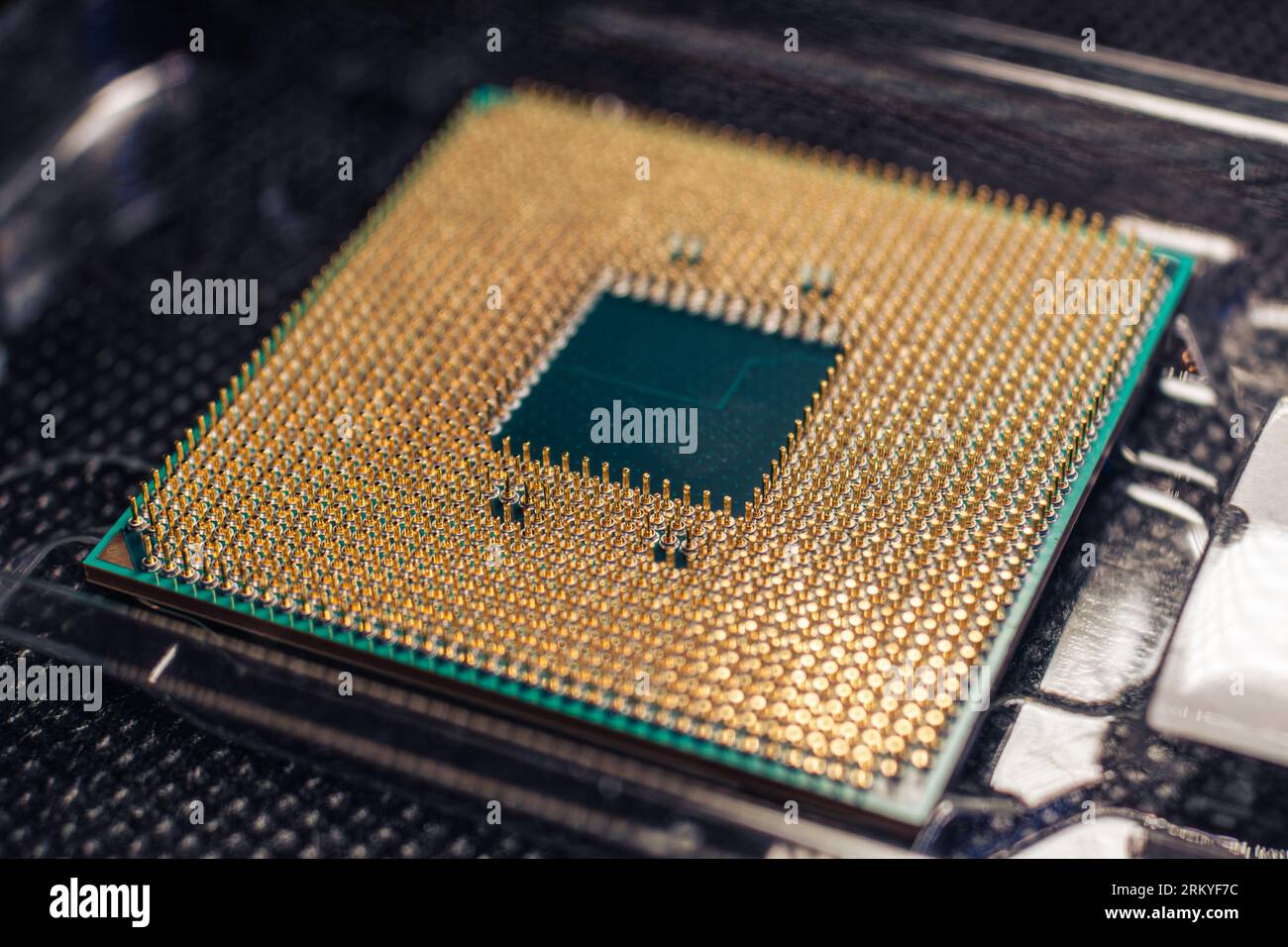 Primi piani dei pin dorati del microchip della CPU. Dettagli dell'unità processore per PC desktop con vista di messa a fuoco selettiva Foto Stock
