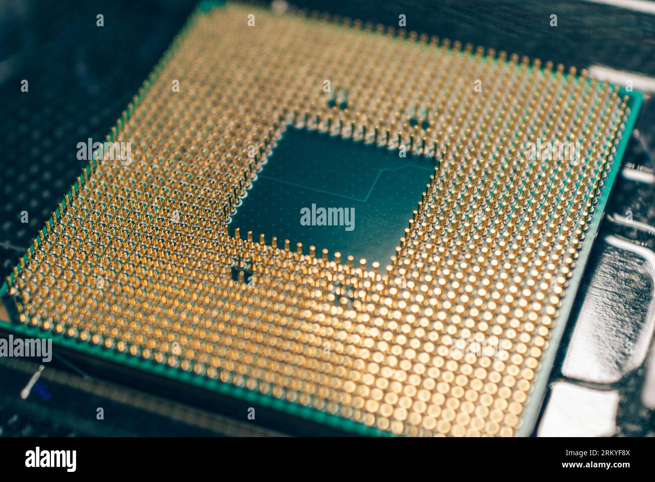 Primi contatti dei pin dorati del microchip CPU. Dettagli dell'unità processore per PC desktop con vista di messa a fuoco selettiva Foto Stock