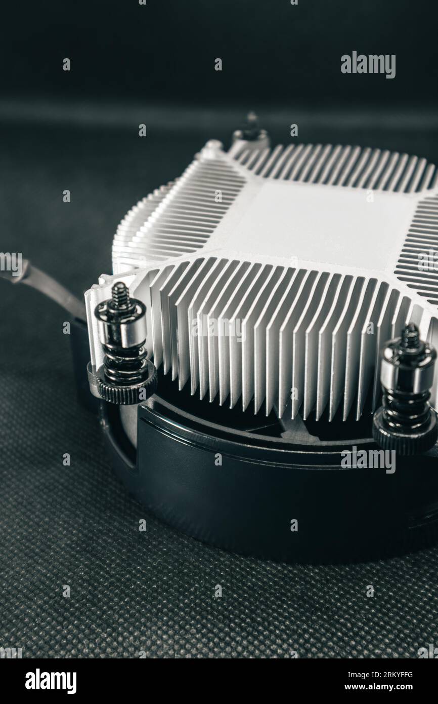Primo piano del radiatore del sistema di raffreddamento dell'unità CPU del PC desktop, componenti elettronici hardware del computer Foto Stock