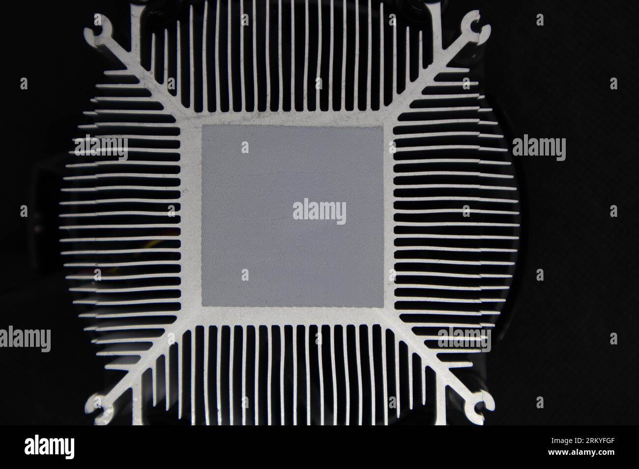 Radiatore del sistema di raffreddamento dell'unità CPU per PC desktop con spot per pasta termica, primo piano, componenti elettronici hardware per computer Foto Stock