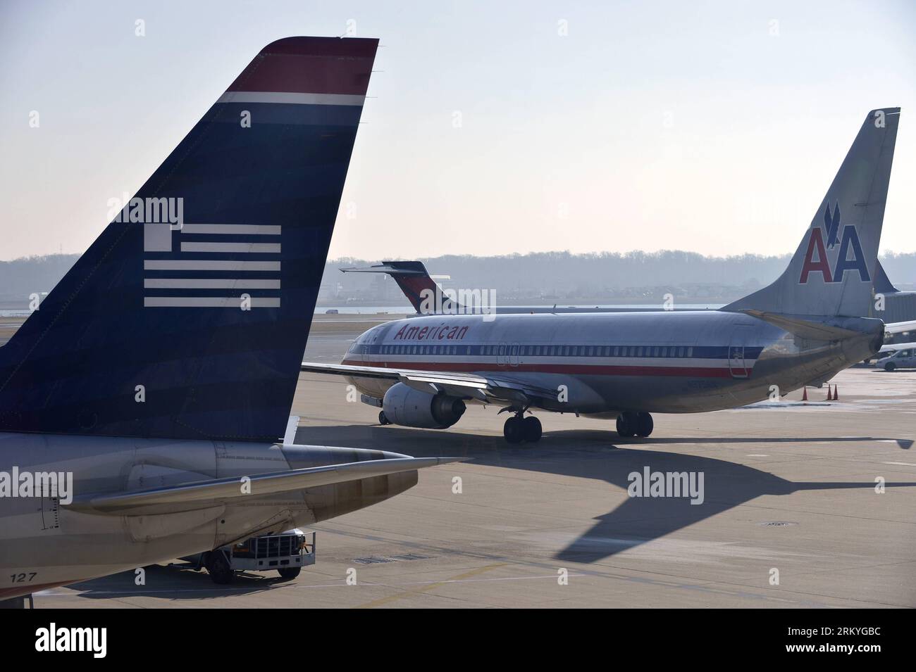Bildnummer: 59221777 Datum: 14.02.2013 Copyright: imago/Xinhua (130214) -- WASHINGTON D.C., 14 febbraio 2013 (Xinhua) -- un aereo American Airlines (a destra) taxi vicino a un aereo US Airways presso l'Aeroporto Nazionale Reagan di Washington D.C., capitale degli Stati Uniti, 14 febbraio 2013. American Airlines, un'unità di AMR Corp, e U.S. Airways hanno dichiarato giovedì di aver concordato un accordo di fusione di 11 miliardi di dollari per creare il più grande vettore del mondo. (Xinhua/Zhang Jun) US-WASHINGTON-BUSINESS-AIRLINES PUBLICATIONxNOTxINxCHN compagnia aerea Wirtschaft Luftfahrt Verkehr Fluglinie USA Flugzeug prem Foto Stock