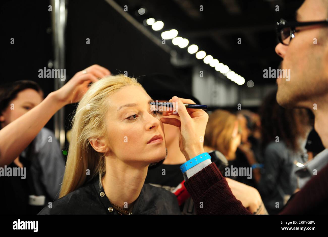 Bildnummer: 59222010 Datum: 14.02.2013 Copyright: imago/Xinhua (130214) -- NEW YORK, 14 febbraio 2013 (Xinhua) -- Una modella ottiene il suo trucco nel backstage prima della presentazione delle collezioni autunnali Ralph Lauren 2013 della Mercedes-Benz Fashion Week a New York, 14 febbraio 2013. (Xinhua/Deng Jian) US-NEW YORK-RALPH LAUREN-BACKSTAGE PUBLICATIONxNOTxINxCHN Entertainment Kultur Mode Modenschau Modewoche Damenmode Backstage xjh x0x 2013 quer 59222010 Data 14 02 2013 Copyright Imago XINHUA New York Feb 14 2013 XINHUA una modella OTTIENE il trucco fatto NEL backstage giorni prima del PRESENTATIO Foto Stock