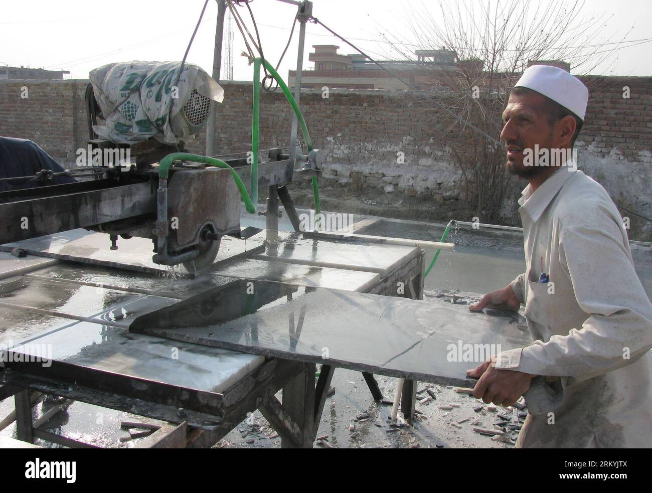Bildnummer: 59234087 Datum: 18.02.2013 Copyright: imago/Xinhua (130218) -- NANGARHAR, 18 febbraio 2013 (Xinhua) -- un uomo afghano lavora in una fabbrica di pietra di marmo nella provincia di Nangarhar nell'Afghanistan orientale il 18 febbraio 2013. L'Afghanistan è dotato di ricche risorse naturali, tra cui ampi depositi di rame, ferro, carbone, marmo, metalli preziosi, pietre preziose e idrocarburi. (Xinhua/Tahir Safi)(axy) AFGHANISTAN-NANGARHAR-MARBLE STONE FACTORY PUBLICATIONxNOTxINxCHN Gesellschaft Arbeitswelten Marmor Fabrik Herstellung x0x xst 2013 quer 59234087 Data 18 02 2013 Copyright Imago XINHUA Foto Stock