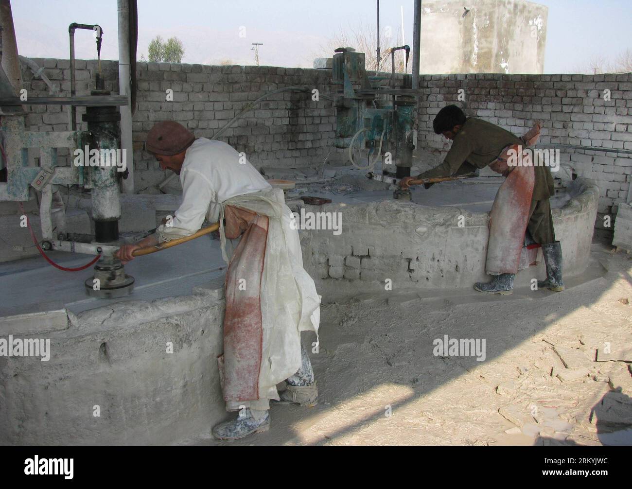 Bildnummer: 59234088 Datum: 18.02.2013 Copyright: imago/Xinhua (130218) -- NANGARHAR, 18 febbraio 2013 (Xinhua) -- gli uomini afghani lavorano in una fabbrica di pietra di marmo nella provincia di Nangarhar nell'Afghanistan orientale il 18 febbraio 2013. L'Afghanistan è dotato di ricche risorse naturali, tra cui ampi depositi di rame, ferro, carbone, marmo, metalli preziosi, pietre preziose e idrocarburi. (Xinhua/Tahir Safi)(axy) AFGHANISTAN-NANGARHAR-MARBLE STONE FACTORY PUBLICATIONxNOTxINxCHN Gesellschaft Arbeitswelten Marmor Fabrik Herstellung x0x xst 2013 quer 59234088 Data 18 02 2013 Copyright Imago XINHUA Nang Foto Stock