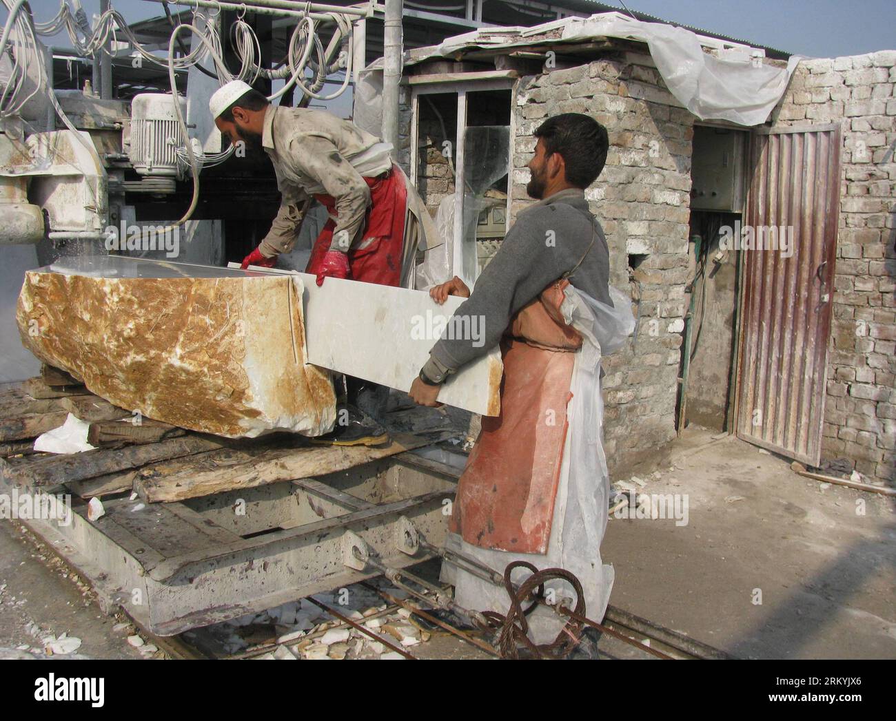 Bildnummer: 59234090 Datum: 18.02.2013 Copyright: imago/Xinhua (130218) -- NANGARHAR, 18 febbraio 2013 (Xinhua) -- gli uomini afghani lavorano in una fabbrica di pietra di marmo nella provincia di Nangarhar nell'Afghanistan orientale il 18 febbraio 2013. L'Afghanistan è dotato di ricche risorse naturali, tra cui ampi depositi di rame, ferro, carbone, marmo, metalli preziosi, pietre preziose e idrocarburi. (Xinhua/Tahir Safi)(axy) AFGHANISTAN-NANGARHAR-MARBLE STONE FACTORY PUBLICATIONxNOTxINxCHN Gesellschaft Arbeitswelten Marmor Fabrik Herstellung x0x xst 2013 quer 59234090 Data 18 02 2013 Copyright Imago XINHUA Nang Foto Stock