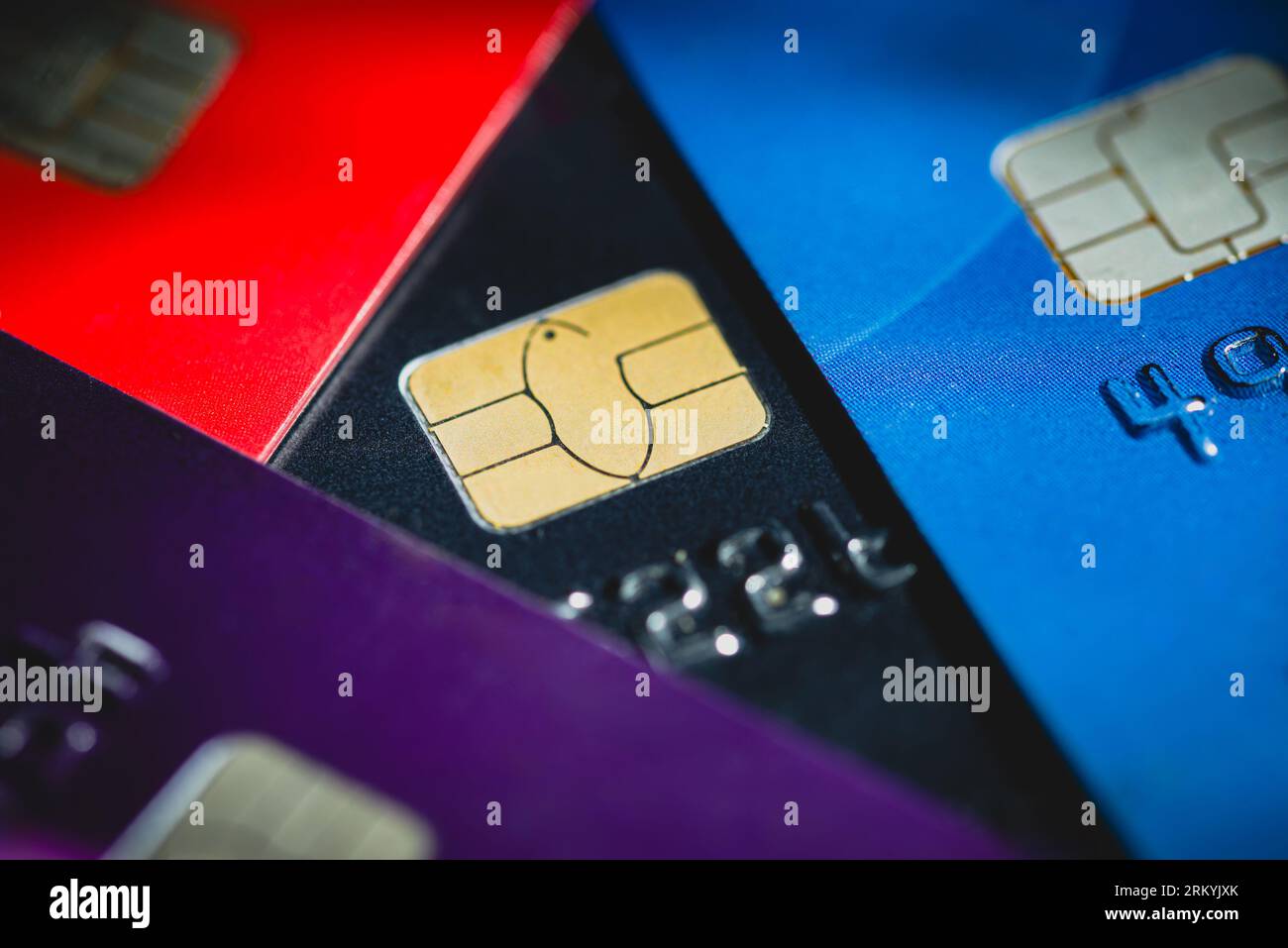 Carte di credito impilate con chip, vista ravvicinata con messa a fuoco selettiva per lo sfondo Foto Stock