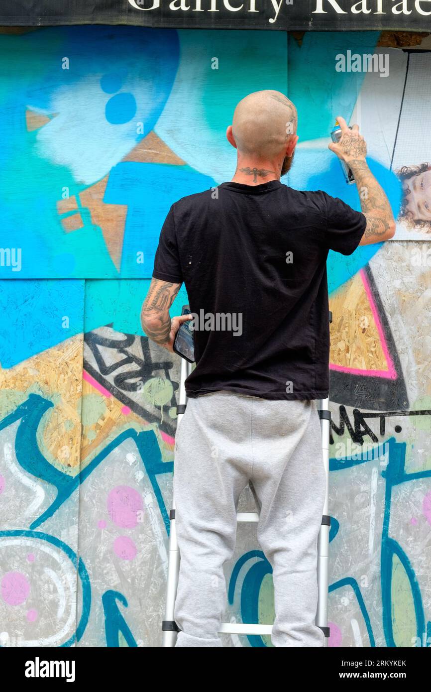 Graffiti Aritists Notting Hill Carnival 2023, Londra, Regno Unito. Gli artisti vengono da tutto il Regno Unito per dipingere gli ordigni il giorno prima dell'inizio del Carnevale. Crediti: Mary-Lu Bakker/Alamy Live News Foto Stock