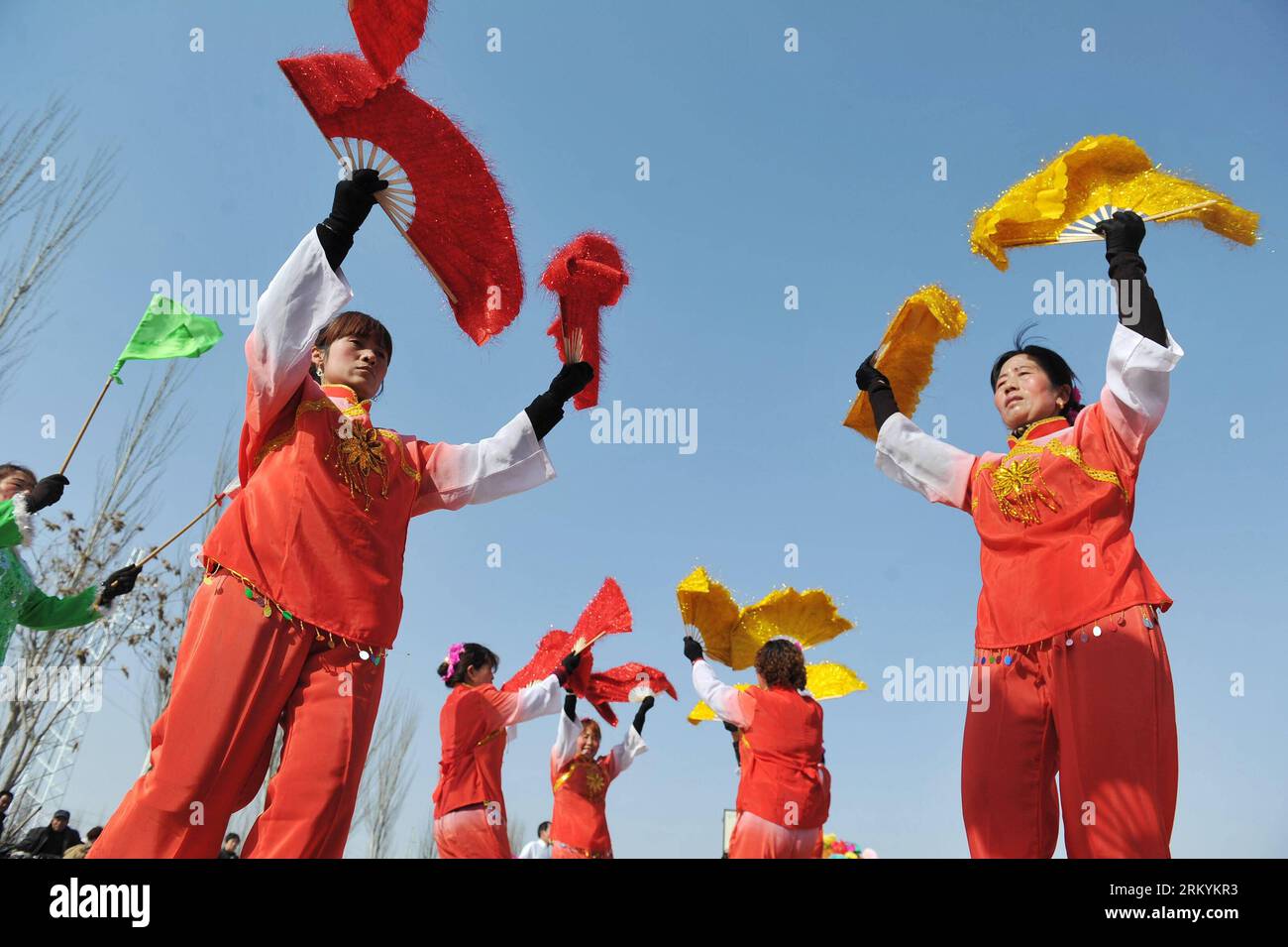 Bildnummer: 59240283 Datum: 19.02.2013 Copyright: imago/Xinhua (130219) -- ZHONGNING, 19 febbraio 2013 (Xinhua) -- gli abitanti del villaggio assistono a uno spettacolo Shehuo al Baiqiao Village nella contea di Zhongning, nella regione autonoma Ningxia Hui della Cina nord-occidentale, 19 febbraio 2013. L'esecuzione dello Shehuo può essere fatta risalire agli antichi rituali tenuti dagli antenati dei cinesi per adorare la terra, che credono possano portare buoni raccolti e fortune in cambio. Con il tempo, i rituali primitivi si evolsero nella festa Shehuo, un tributo ai Tudi Gong, una divinità che domina la fortuna e la ricchezza. Quasi tutti Shehuo Foto Stock