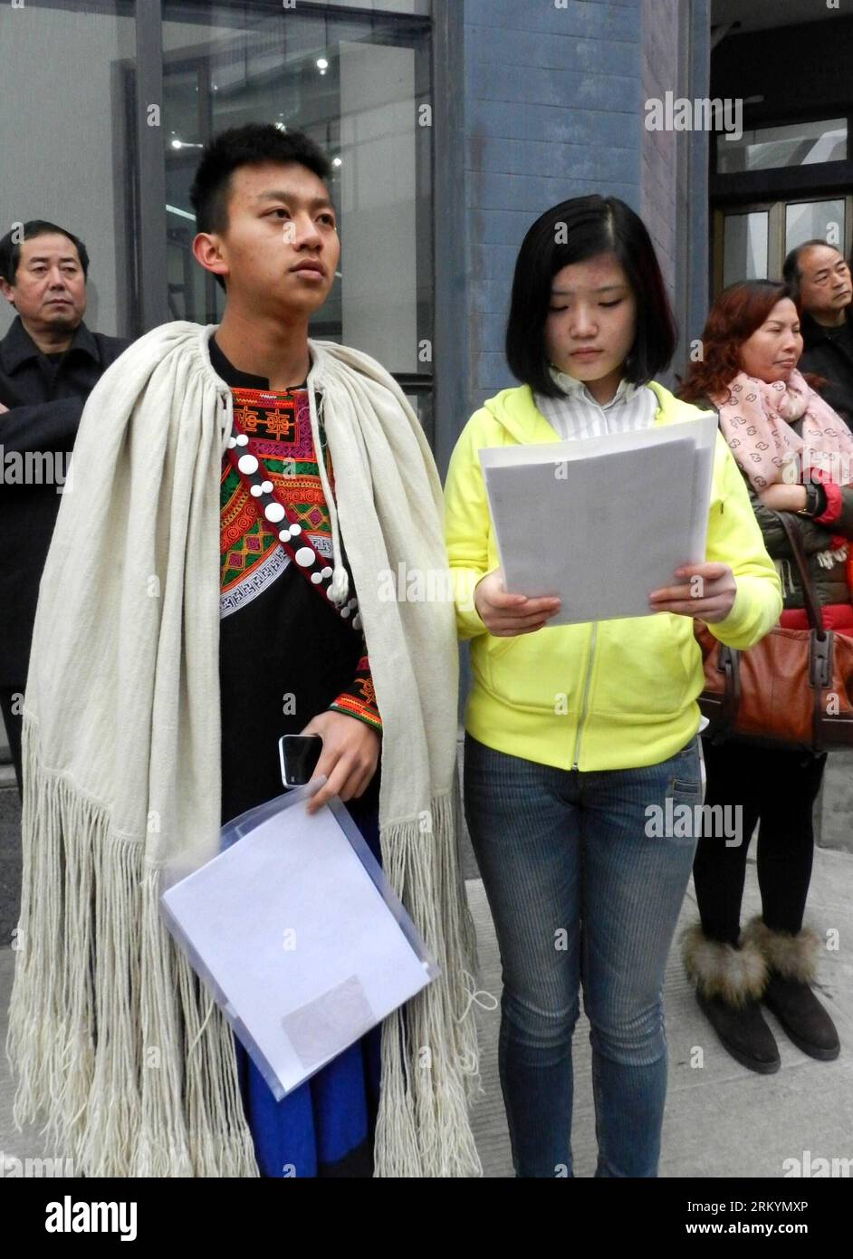 Bildnummer: 59252641 Datum: 21.02.2013 Copyright: imago/Xinhua (130221) -- PECHINO, 21 febbraio 2013 (Xinhua) -- gli esaminandi attendono di iscriversi per l'esame d'ingresso della Beijing Film Academy (BFA) a Pechino, capitale della Cina, 21 febbraio 2013. La BFA è una delle principali basi di educazione cinematografica della Cina, dove si sono laureate molte celebrità cinematografiche come il regista Zhang Yimou e numerosi attori. Con il sogno di diventare future star del cinema, migliaia di giovani si recano alla BFA per l'esame di iscrizione ogni anno. (Xinhua/Wang Zhen)(zc) CHINA-BEIJING FILM ACADEMY-STUDENTS RECRUITMENT (CN) PUBLICATIONxNOTxINxCHN Foto Stock