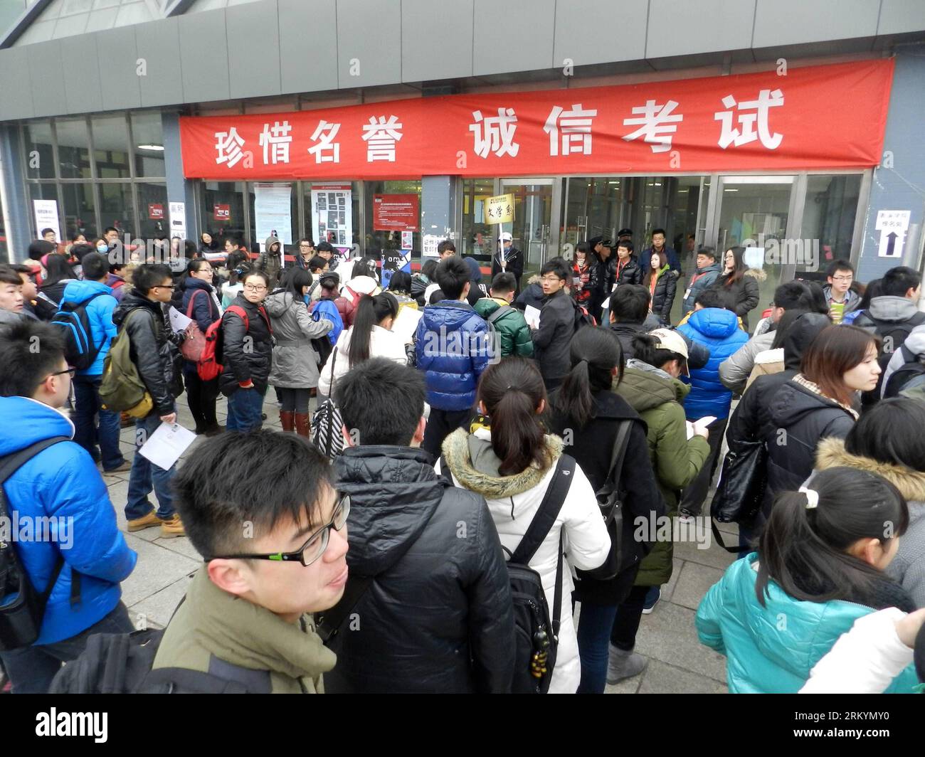 Bildnummer: 59252645 Datum: 21.02.2013 Copyright: imago/Xinhua Examinees wait to sign up for the entry examination of the Beijing Film Academy (BFA) in Beijing, capitale della Cina, 21 febbraio 2013. La BFA è una delle principali basi di educazione cinematografica della Cina, dove si sono laureate molte celebrità cinematografiche come il regista Zhang Yimou e numerosi attori. Con il sogno di diventare future star del cinema, migliaia di giovani si recano alla BFA per l'esame di iscrizione ogni anno. (Xinhua/Wang Zhen)(zc) CHINA-BEIJING FILM ACADEMY-STUDIUM RECRUITMENT (CN) PUBLICATIONxNOTxINxCHN Gesellschaft Ausbildung Studium Bewerber Bewerb Foto Stock