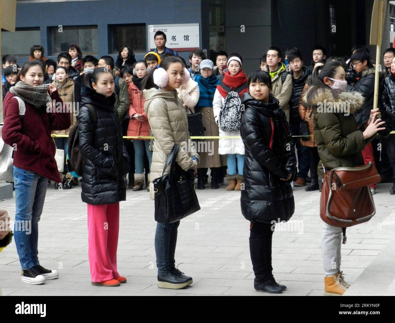 Bildnummer: 59252638 Datum: 21.02.2013 Copyright: imago/Xinhua (130221) -- PECHINO, 21 febbraio 2013 (Xinhua) -- gli esaminandi attendono di iscriversi per l'esame d'ingresso della Beijing Film Academy (BFA) a Pechino, capitale della Cina, 21 febbraio 2013. La BFA è una delle principali basi di educazione cinematografica della Cina, dove si sono laureate molte celebrità cinematografiche come il regista Zhang Yimou e numerosi attori. Con il sogno di diventare future star del cinema, migliaia di giovani si recano alla BFA per l'esame di iscrizione ogni anno. (Xinhua/Wang Zhen)(zc) CHINA-BEIJING FILM ACADEMY-STUDENTS RECRUITMENT (CN) PUBLICATIONxNOTxINxCHN Foto Stock