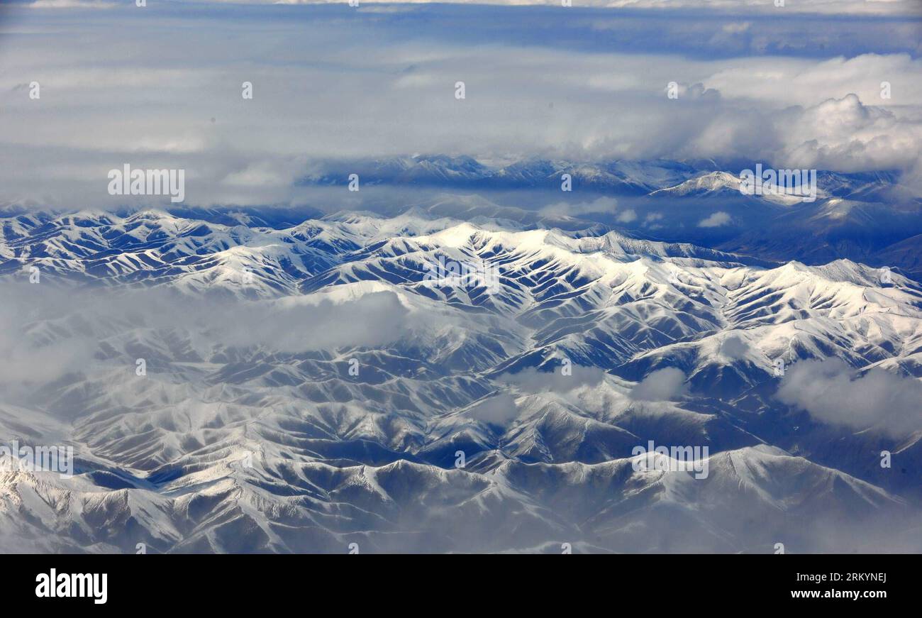 Bildnummer: 59256809 Datum: 22.02.2013 Copyright: imago/Xinhua (130222) -- LANZHOU, 22 febbraio 2013 (Xinhua) -- foto scattata il 21 febbraio 2013 dall'aereo mostra la vista aerea dell'altopiano Qinghai-Tibet della Cina occidentale. (Xinhua/Lian Zhenxiang) (lfj) CINA-QINGHAI-TIBET PLATEAU-SCENOGRAFIA (CN) PUBLICATIONxNOTxINxCHN Landschaft Berg Gebirge Wolken Luftaufnahme x0x xrj 2013 quer 59256809 Data 22 02 2013 Copyright Imago XINHUA Lanzhou 22 febbraio 2013 XINHUA foto scattata IL 21 febbraio 2013 da Airplane Shows Aerial View of the WEST China S Qinghai Tibet Plateau XINHUA Lian Zhenxiang China Qinghai Tibet Pla Foto Stock