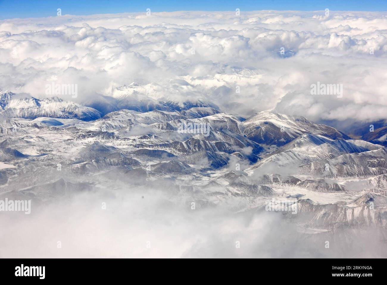 Bildnummer: 59256807 Datum: 22.02.2013 Copyright: imago/Xinhua (130222) -- LANZHOU, 22 febbraio 2013 (Xinhua) -- foto scattata il 21 febbraio 2013 dall'aereo mostra la vista aerea dell'altopiano Qinghai-Tibet della Cina occidentale. (Xinhua/Lian Zhenxiang) (lfj) CINA-QINGHAI-TIBET PLATEAU-SCENOGRAFIA (CN) PUBLICATIONxNOTxINxCHN Landschaft Berg Gebirge Wolken Luftaufnahme x0x xrj 2013 quer 59256807 Data 22 02 2013 Copyright Imago XINHUA Lanzhou 22 febbraio 2013 XINHUA foto scattata IL 21 febbraio 2013 da Airplane Shows Aerial View of the WEST China S Qinghai Tibet Plateau XINHUA Lian Zhenxiang China Qinghai Tibet Pla Foto Stock