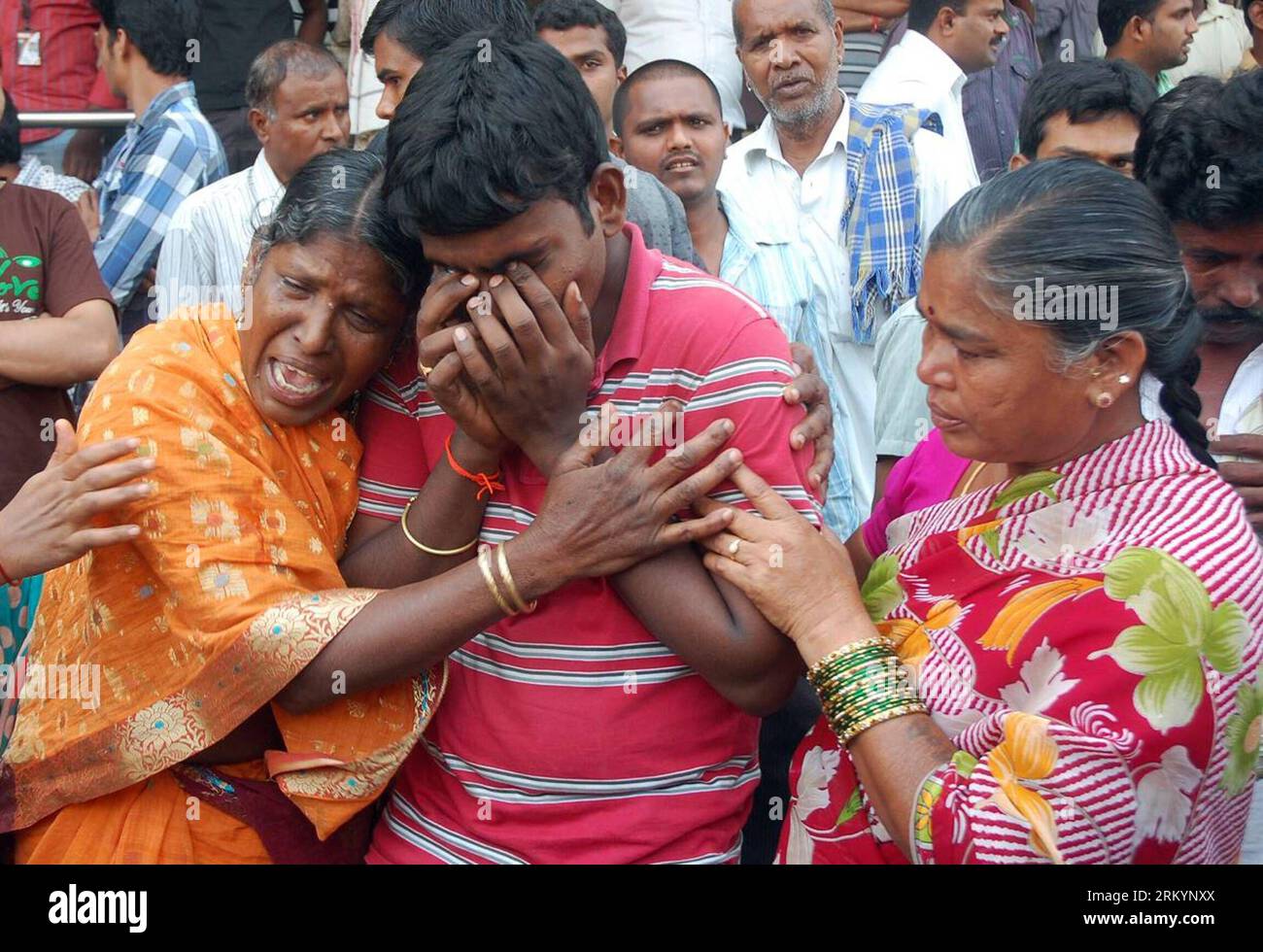 Bildnummer: 59260173 Datum: 22.02.2013 Copyright: imago/Xinhua (130222) -- HYDERABAD, 22 febbraio 2013 (Xinhua) -- parenti e vicini piangono per i corpi delle vittime uccise nelle recenti esplosioni di bombe gemelle a Hyderabad, India, 22 febbraio 2013. La principale opposizione indiana Bharatiya Janata Party (BJP) venerdì ha sbattuto il governo dell'Alleanza Progressista Unita, guidato dal Congresso, per il suo approccio casuale al terrore, un giorno dopo che le esplosioni gemelle hanno colpito lo stato meridionale dell'Andhra Pradesh, Hyderabad, uccidendo almeno 16 persone e ferendone più di 117. (Xinhua/Stringer)(zjl) INDIA-HYDERABAD-BOMB ATTACK-R. Foto Stock