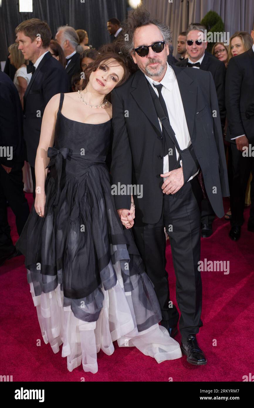 Bildnummer: 59266530 Datum: 24.02.2013 Copyright: imago/Xinhua LOS ANGELES, il regista Tim Burton (R) arriva con sua moglie Helena Bonham Carter agli Oscar al Dolby Theatre di Hollywood, California il 24 febbraio 2013. (Xinhua/Bryan Crowe) (yy) US-HOLLYWOOD-OSCAR-ACADEMY AWARDS PUBLICATIONxNOTxINxCHN Kultur Entertainment People Film 85. Oscar Oscar Oscar Oscar Hollywood xas x1x 2013 hoch Aufmacher prima assoluta o0 Familie, privat, frau Mann 59266530 Data 24 02 2013 Copyright Imago XINHUA Los Angeles il regista Tim Burton r arriva con sua moglie Helena Bonham Carter AGLI Oscar Foto Stock