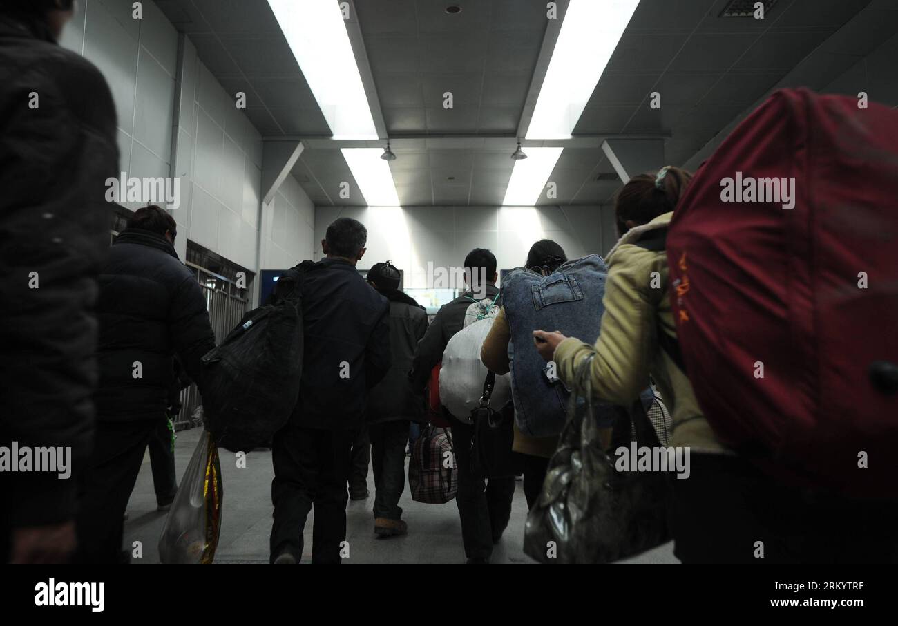 Bildnummer: 59275372 Datum: 26.02.2013 Copyright: imago/Xinhua (130226) -- CHENGDU, Feb. 26, 2013 (Xinhua) -- i passeggeri entrano nella stazione per prendere i loro treni alla stazione ferroviaria di Chengdu, capitale della provincia del Sichuan della Cina sud-occidentale, 26 febbraio 2013. La stazione ferroviaria di Chengdu ha visto un nuovo picco di viaggi rotondi quando i lavoratori migranti e gli studenti universitari hanno lasciato Chengdu dopo le vacanze annuali del Festival di Primavera. (Xinhua/Xue Yubin) (wjq) CHINA-SICHUAN-CHENGDU-TRAVEL PEAK (CN) PUBLICATIONxNOTxINxCHN Gesellschaft Verkehr Bahn Bahnhof Reiseverkehr xas x0x 2013 quer premiumd 59275372 Data 26 02 2013 Copyr Foto Stock