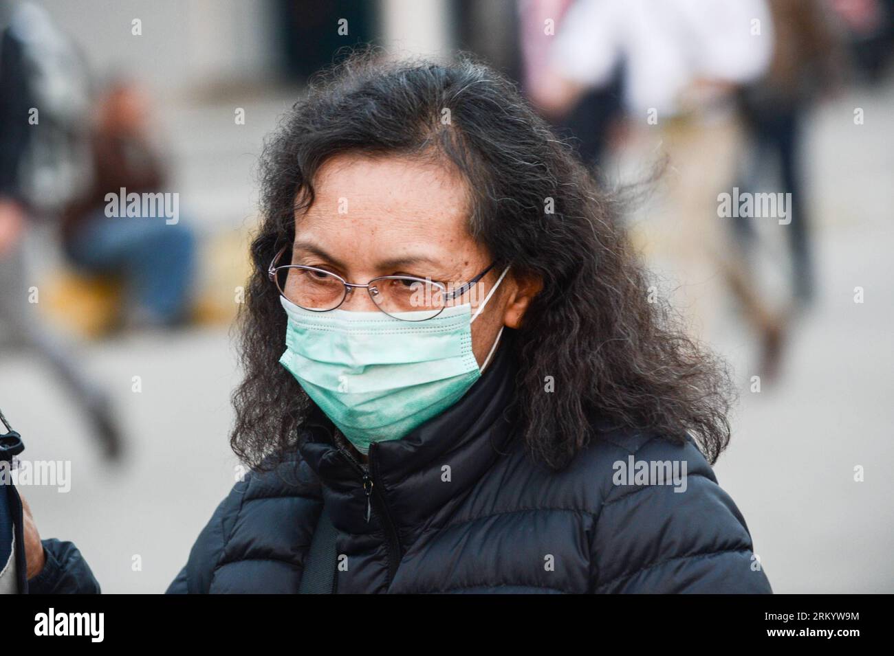 Bildnummer: 59279668 Datum: 27.02.2013 Copyright: imago/Xinhua CAIRO, parente delle vittime cinesi di Hong Kong uccise nell'incidente del pallone di Luxor arriva all'aeroporto internazionale del Cairo il 27 febbraio 2013. (Xinhua/li Muzi) (yy) EGITTO-INCIDENTE-PALLONE-CINA-PARENTI-ARRIVO PUBLICATIONxNOTxINxCHN Gesellschaft Opfer Angehörige Absturz Ballon Unglück Unfall Heissluftballon xas x0x 2013 quer premiumd 59279668 Data 27 02 2013 Copyright Imago XINHUA Cairo un parente delle vittime cinesi di Hong Kong UCCISE nell'incidente della mongolfiera di Luxor arriva ALL'aeroporto internazionale del Cairo IL 27 2013 febbraio XI Foto Stock