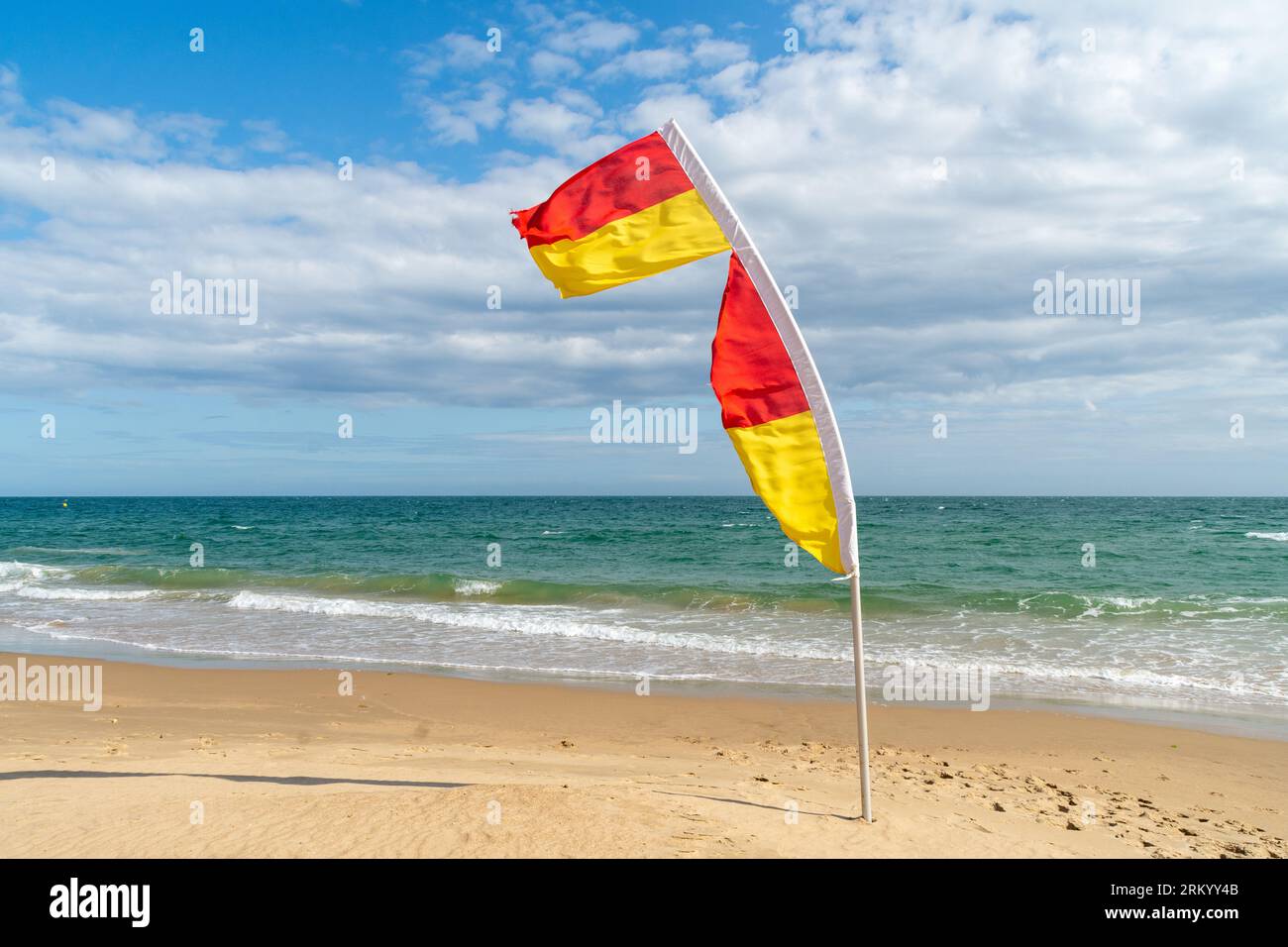Bournemouth, Regno Unito - 12 luglio 2023: RNLI Beach Safety Flag sulla Middle Chine Beach di fronte al mare. Foto Stock