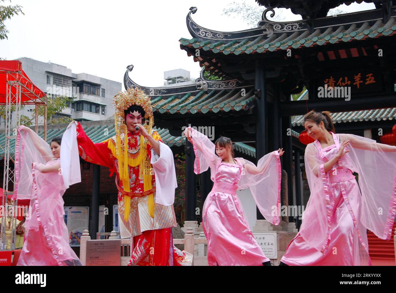 Bildnummer: 59295331  Datum: 02.03.2013  Copyright: imago/Xinhua (130303) -- GUANGZHOU, March 2, 2013 (Xinhua) -- Performers sing and dance during the closing ceremony of the 3th Yuexiu Temple Fair in Guangzhou, capital of south China s Guangdong Province, March 2, 2013. The seven-day fair closed Saturday. (Xinhua/Yuan Hongwei) (yxb) CHINA-GUANGDONG-GUANGZHOU-TEMPLE FAIR-CLOSING(CN) PUBLICATIONxNOTxINxCHN Kultur x0x xmb 2013 quer     59295331 Date 02 03 2013 Copyright Imago XINHUA  Guangzhou March 2 2013 XINHUA Performers Sing and Dance during The CLOSING Ceremony of The 3th Yuexiu Temple Fair Foto Stock