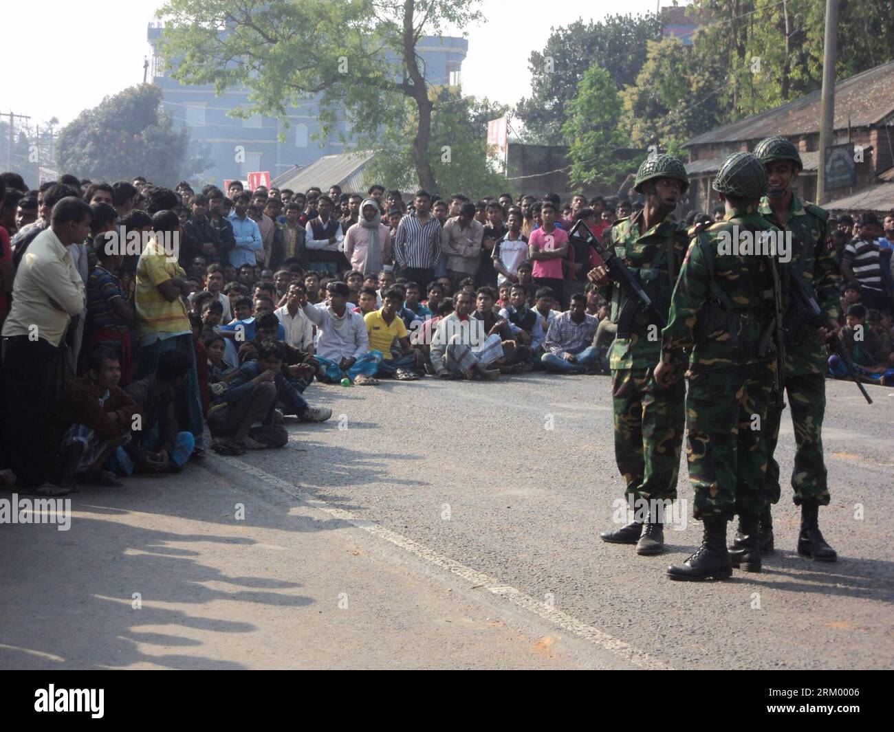 Bildnummer: 59295335 Datum: 03.03.2013 Copyright: imago/Xinhua (130303) - BOGRA, 3 marzo 2013 (Xinhua) - il personale dell'esercito è in pattuglia durante uno scontro con i manifestanti nel distretto di Bogra, circa 197 km a nord-ovest della capitale del Bangladesh Dhaka, 3 marzo 2013. Il personale dell'esercito è stato schierato nel distretto nord-occidentale di Bogra in Bangladesh domenica mattina mentre migliaia di picchetti pro-hartal hanno combattuto battaglie campali con le forze dell'ordine nel quarto giorno di rivolte scoppiate da quando un leader islamista dell'opposizione è stato condannato a morte per crimini di guerra.(Xinhua) BANGLADESH-BOGRA-PROTESTA-SCONTRI PUBLICATIONxNOTxINxCHN P Foto Stock