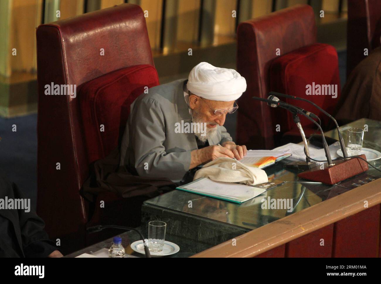 Bildnummer: 59305105 Datum: 05.03.2013 Copyright: imago/Xinhua (130305) -- TEHERAN, 5 marzo 2013 (Xinhua) -- Presidente dell'Assemblea di esperti iraniana, l'Ayatollah Mohammad-Reza Mahdavi-Kani scrive su un libro di notazioni durante una riunione ufficiale di due giorni dell'assemblea a Teheran, Iran, 5 marzo 2013. L'Assemblea di esperti iraniana ha rieletto martedì l'Ayatollah Mohammad-Reza Mahdavi-Kani come presidente dell'organo deliberativo di 86 Mujtahids (studiosi islamici) iraniani, incaricato di eleggere e rimuovere il leader supremo dell'Iran e di supervisionare le sue attività. (Xinhua/Ahmad Halabisaz) (zjl) IRAN-TEHR Foto Stock