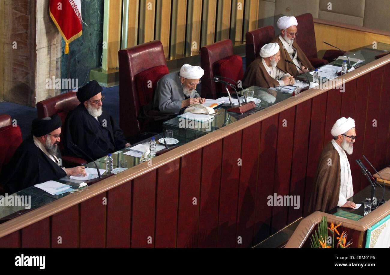 Bildnummer: 59305106 Datum: 05.03.2013 Copyright: imago/Xinhua (130305) -- TEHERAN, 5 marzo 2013 (Xinhua) -- Presidente dell'Assemblea di esperti iraniana Ayatollah Mohammad-Reza Mahdavi-Kani (C, seconda fila), scrive su un quaderno durante una riunione ufficiale di due giorni dell'assemblea a Teheran, Iran, 5 marzo 2013. L'Assemblea di esperti iraniana ha rieletto martedì l'Ayatollah Mohammad-Reza Mahdavi-Kani come presidente dell'organo deliberativo di 86 Mujtahids (studiosi islamici) iraniani, incaricato di eleggere e rimuovere il leader supremo dell'Iran e di supervisionare le sue attività. (Xinhua/Ahmad Halabisaz) Foto Stock