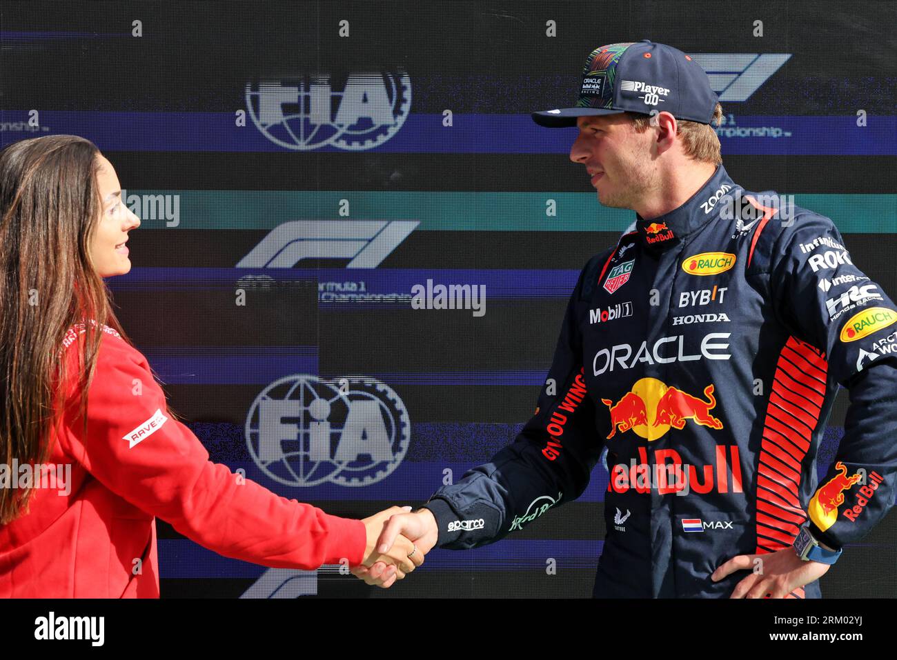 Zandvoort, Paesi Bassi. 26 agosto 2023. Max Verstappen (NLD) Red Bull Racing riceve il Pirelli Pole Position Award da Marta Garcia (ESP) Racing driver. 26.08.2023. Formula 1 World Championship, Rd 14, Dutch Grand Prix, Zandvoort, Paesi Bassi, giorno di qualificazione. Il credito fotografico dovrebbe essere: XPB/Press Association Images. Credito: XPB Images Ltd/Alamy Live News Foto Stock