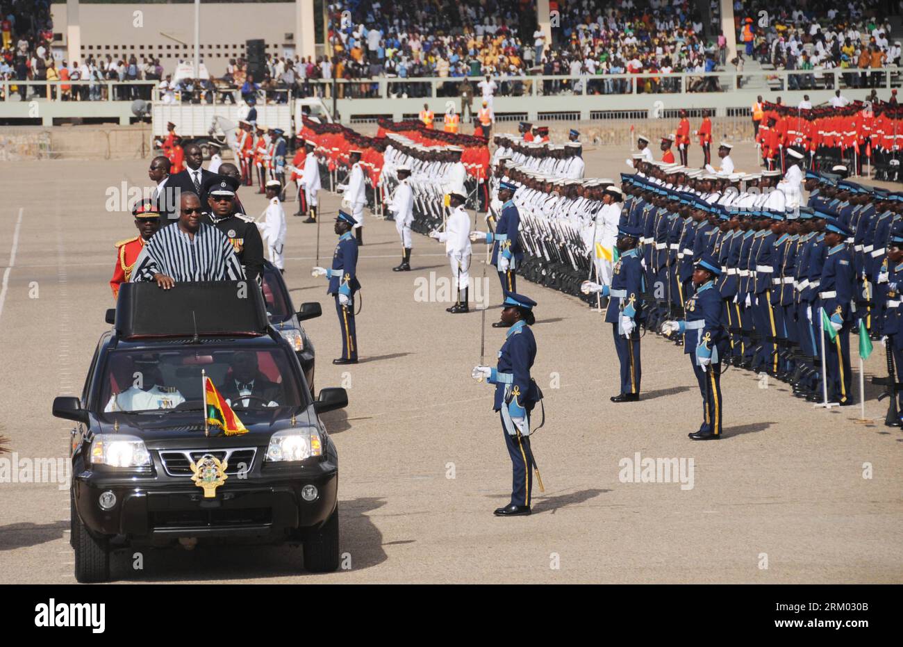 Bildnummer: 59310695 Datum: 06.03.2013 Copyright: imago/Xinhua (130306) -- ACCRA, 6 marzo 2013 (Xinhua) -- il presidente ghanese John Dramani Mahama (L) ispeziona i servizi di sicurezza durante una parata che segna il 56° anniversario dell'indipendenza del Ghana nella Piazza dell'indipendenza ad Accra, Ghana, 6 marzo 2013. La colonia britannica Gold Coast dichiarò la sua indipendenza il 6 marzo 1957 e si rinominò Ghana. (Xinhua/Shao Haijun) (msq) GIORNO DELL’INDIPENDENZA DEL GHANA CELEBRAZIONE PUBLICATIONxNOTxINxCHN Politik Jahrestag Jubiläum Unabhängigkeit Unabhängigkeitstag xjh x0x premiumd 2013 quer 59310695 Data Foto Stock