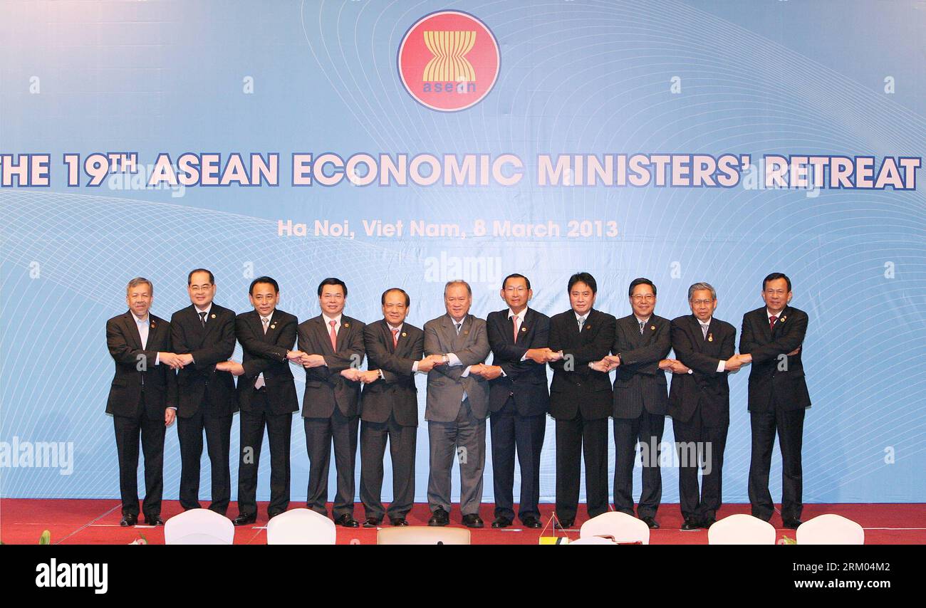 Bildnummer: 59321228 Datum: 08.03.2013 Copyright: imago/Xinhua (130308) -- HANOI, 8 marzo 2013 (Xinhua) -- i partecipanti posano per le foto di gruppo alla cerimonia di apertura del 19° ritiro dei Ministri economici ASEAN (AEM) ad Hanoi, Vietnam, 8 marzo 2013. Il 19° incontro di ritiro dei ministri dell'economia dell'ASEAN (AEM) è iniziato qui venerdì, con l'obiettivo di rafforzare la cooperazione economica regionale e fissare obiettivi incrementali verso la costruzione di una Comunità economica dell'ASEAN (AEC) entro il 2015. (Xinhua/VNA) VIETNAM-HANOI-ASEAN-MINISTRI ECONOMICI RETREAT PUBLICATIONxNOTxINxCHN Wirtschaft Wirtschaftspolitik Tagung Sitzung x. Foto Stock