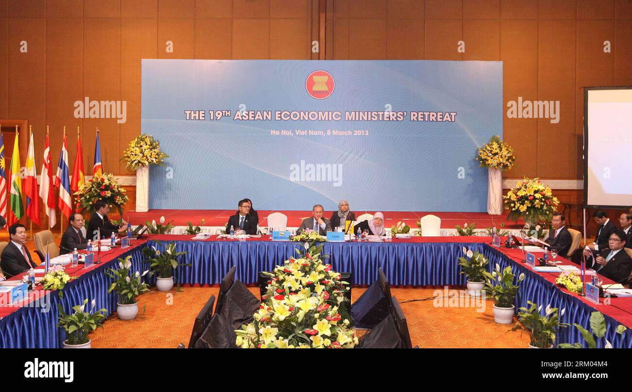 Bildnummer: 59321227 Datum: 08.03.2013 Copyright: imago/Xinhua (130308) -- HANOI, 8 marzo 2013 (Xinhua) -- i partecipanti partecipano al 19° ritiro dei Ministri economici ASEAN (AEM) ad Hanoi, Vietnam, 8 marzo 2013. Il 19° incontro di ritiro dei ministri dell'economia dell'ASEAN (AEM) è iniziato qui venerdì, con l'obiettivo di rafforzare la cooperazione economica regionale e fissare obiettivi incrementali verso la costruzione di una Comunità economica dell'ASEAN (AEC) entro il 2015. (Xinhua/VNA) VIETNAM-HANOI-ASEAN-MINISTRI ECONOMICI RETREAT PUBLICATIONxNOTxINxCHN Wirtschaft Wirtschaftspolitik Tagung Sitzung x0x xrj 2013 quer 59321227 Data 08 03 Foto Stock