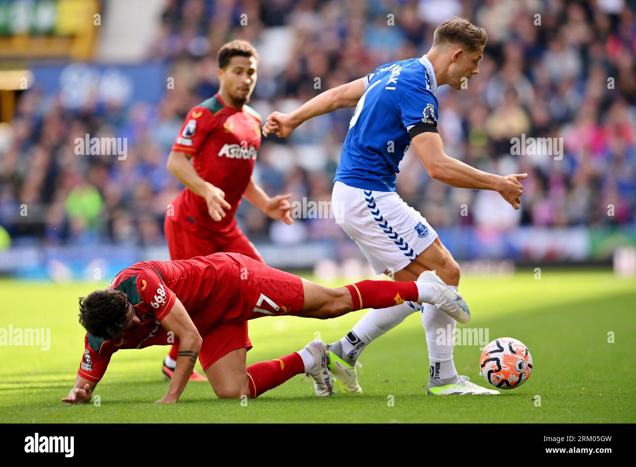 Liverpool, Regno Unito. 26 agosto 2023. James Tarkowski dell'Everton placcò Pedro Neto dei Wolverhampton Wanderers durante la partita di Premier League a Goodison Park, Liverpool. Il credito fotografico dovrebbe leggere: Gary Oakley/Sportimage Credit: Sportimage Ltd/Alamy Live News Foto Stock