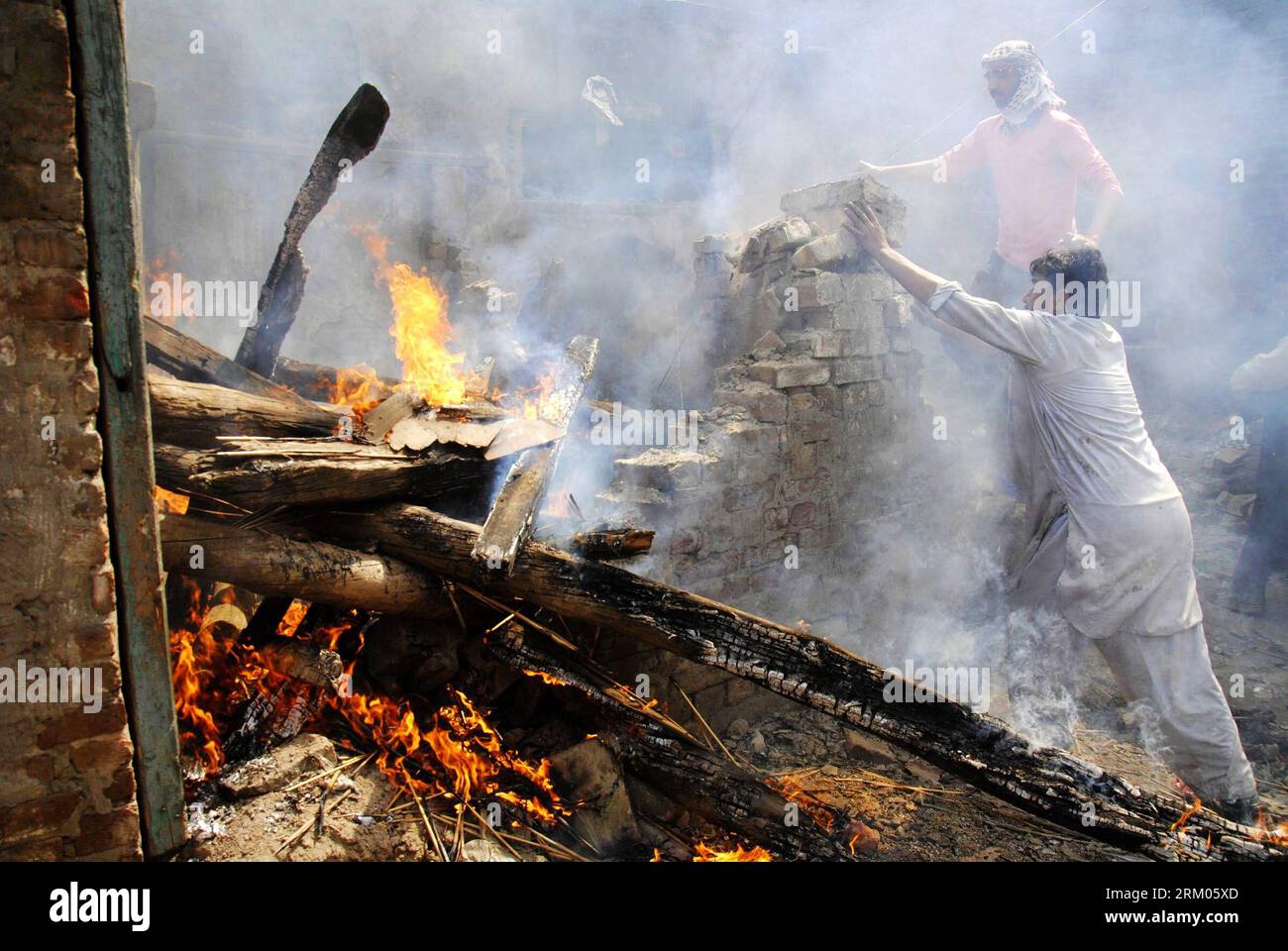 Bildnummer: 59327138 Datum: 09.03.2013 Copyright: imago/Xinhua (130309) -- LAHORE, 9 marzo 2013 (Xinhua) -- i manifestanti pakistani incendiano gli averi delle famiglie cristiane durante una protesta in un quartiere cristiano nella zona di Badami Bagh nella parte orientale del Pakistan a Lahore il 9 marzo 2013. Centinaia di manifestanti arrabbiati sabato hanno fatto esplodere più di 100 case di cristiani pakistani per una blasfemia nella città orientale di Lahore, hanno riferito i media locali. Più di 3.000 manifestanti musulmani hanno espresso violenze su osservazioni dispregiative presumibilmente fatte da un giovane cristiano contro il profeta Maometto in un cristiano Foto Stock