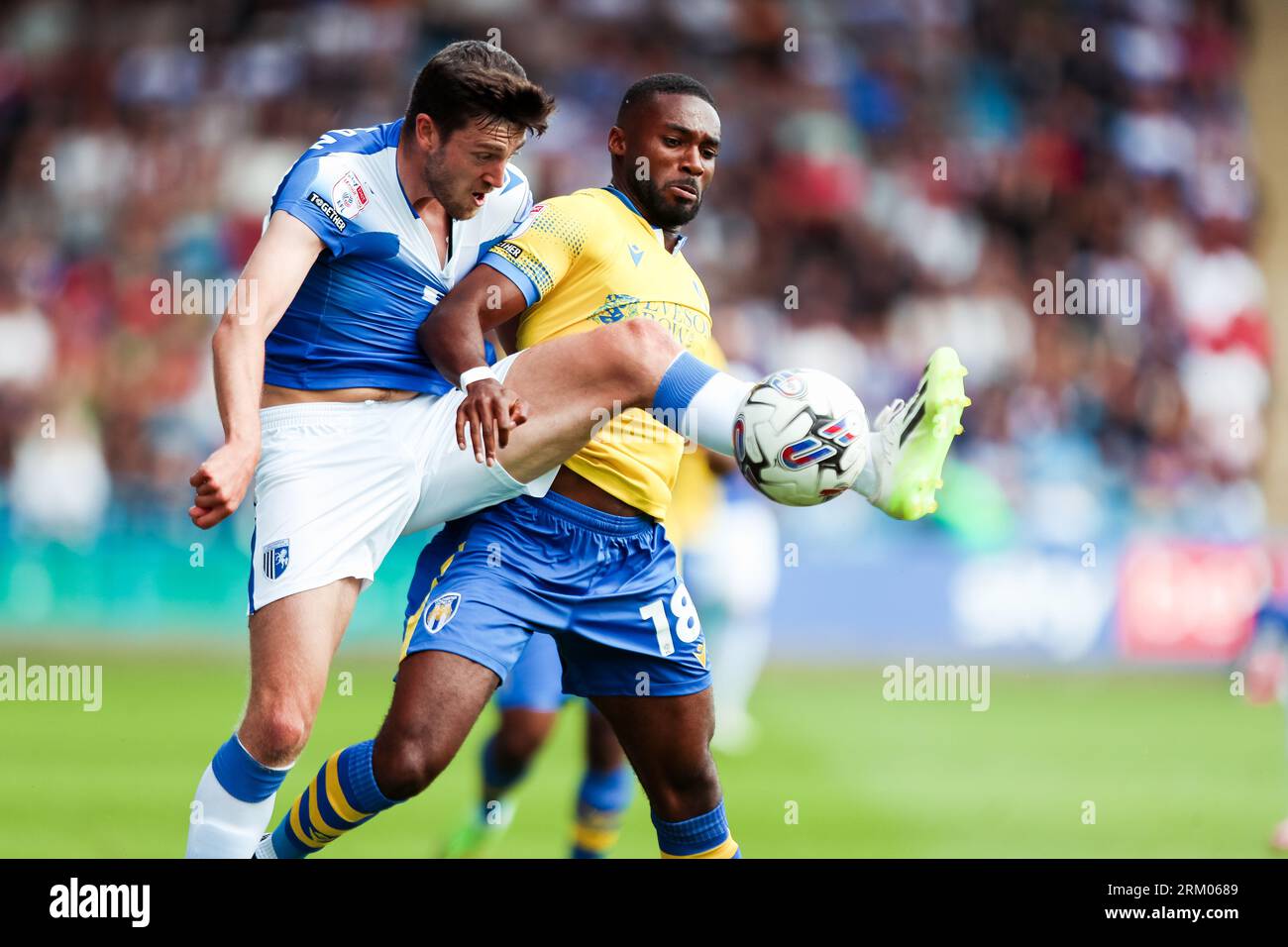 Ashley Nadesan di Gillingham e Mandela Egbo di Colchester si battono per il pallone durante la partita Sky Bet League Two al Priestfield Stadium, Gillingham. Data foto: Sabato 26 agosto 2023. Foto Stock