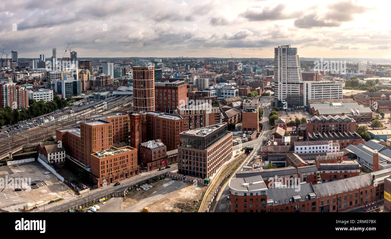 Una vista panoramica aerea dello skyline cittadino di Leeds con il Granary Wharf e il grattacielo Bridgewater Place all'alba Foto Stock