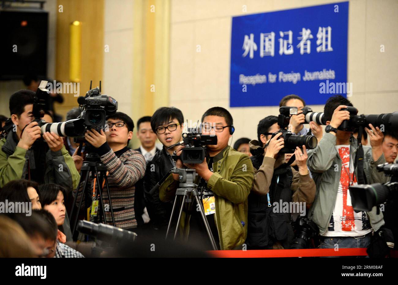 Bildnummer: 59344665 Datum: 13.03.2013 Copyright: imago/Xinhua (130313) -- PECHINO, 13 marzo 2013 (Xinhua) -- i giornalisti lavorano a una conferenza stampa sulla politica monetaria cinese e la riforma finanziaria tenuta dalla prima sessione del 12 ° Congresso Nazionale del popolo (NPC) a Pechino, capitale della Cina, 13 marzo 2013. Il governatore ZhouXiaochuan e altri funzionari della banca centrale cinese hanno risposto alle domande durante la conferenza stampa. (Xinhua/Qin Qing)(hdt) (DUE SESSIONI)CONFERENZA STAMPA CINA-PECHINO-NPC (CN) PUBLICATIONxNOTxINxCHN Politik Konsultativkonferenz x2x xac 2013 quer o0 Gesellschaft Arbeitsw Foto Stock