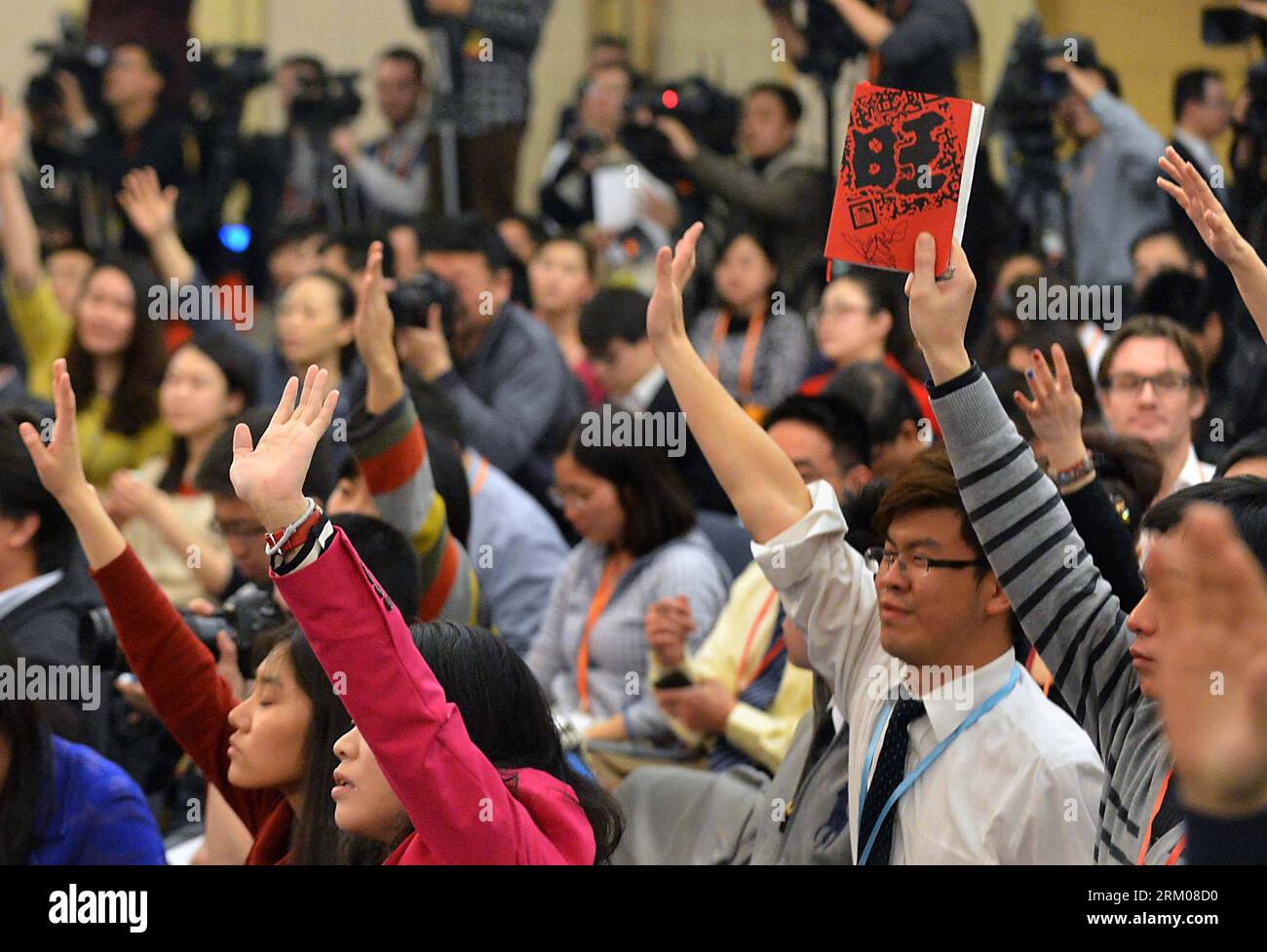 Bildnummer: 59344663 Datum: 13.03.2013 Copyright: imago/Xinhua (130313) -- PECHINO, 13 marzo 2013 (Xinhua) -- un giornalista solleva il suo taccuino per attirare l'attenzione per un'opportunità di porre domande in una conferenza stampa sulla politica monetaria e la riforma finanziaria della Cina tenuta dalla prima sessione del 12 ° Congresso Nazionale del popolo (NPC) a Pechino, capitale della Cina, il 13 marzo 2013. Il governatore ZhouXiaochuan e altri funzionari della banca centrale cinese hanno risposto alle domande durante la conferenza stampa. (Xinhua/Wang Song)(hdt) (DUE SESSIONI)CONFERENZA STAMPA CINA-PECHINO-NPC (CN) PUBLICATIONxNOTx Foto Stock
