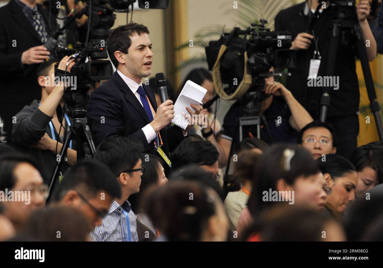 Bildnummer: 59344661 Datum: 13.03.2013 Copyright: imago/Xinhua (130313) -- PECHINO, 13 marzo 2013 (Xinhua) -- un giornalista fa domande in una conferenza stampa sulla politica monetaria e la riforma finanziaria della Cina, tenuta durante la prima sessione del 12° Congresso Nazionale del popolo (NPC) a Pechino, capitale della Cina, il 13 marzo 2013. Il governatore ZhouXiaochuan e altri funzionari della banca centrale cinese hanno risposto alle domande durante la conferenza stampa. (Xinhua/Wang Peng)(hdt) (DUE SESSIONI)CHINA-BEIJING-NPC-NEWS CONFERENCE (CN) PUBLICATIONxNOTxINxCHN Politik Konsultativkonferenz x2x xac 2013 quer o0 Gesellsch Foto Stock