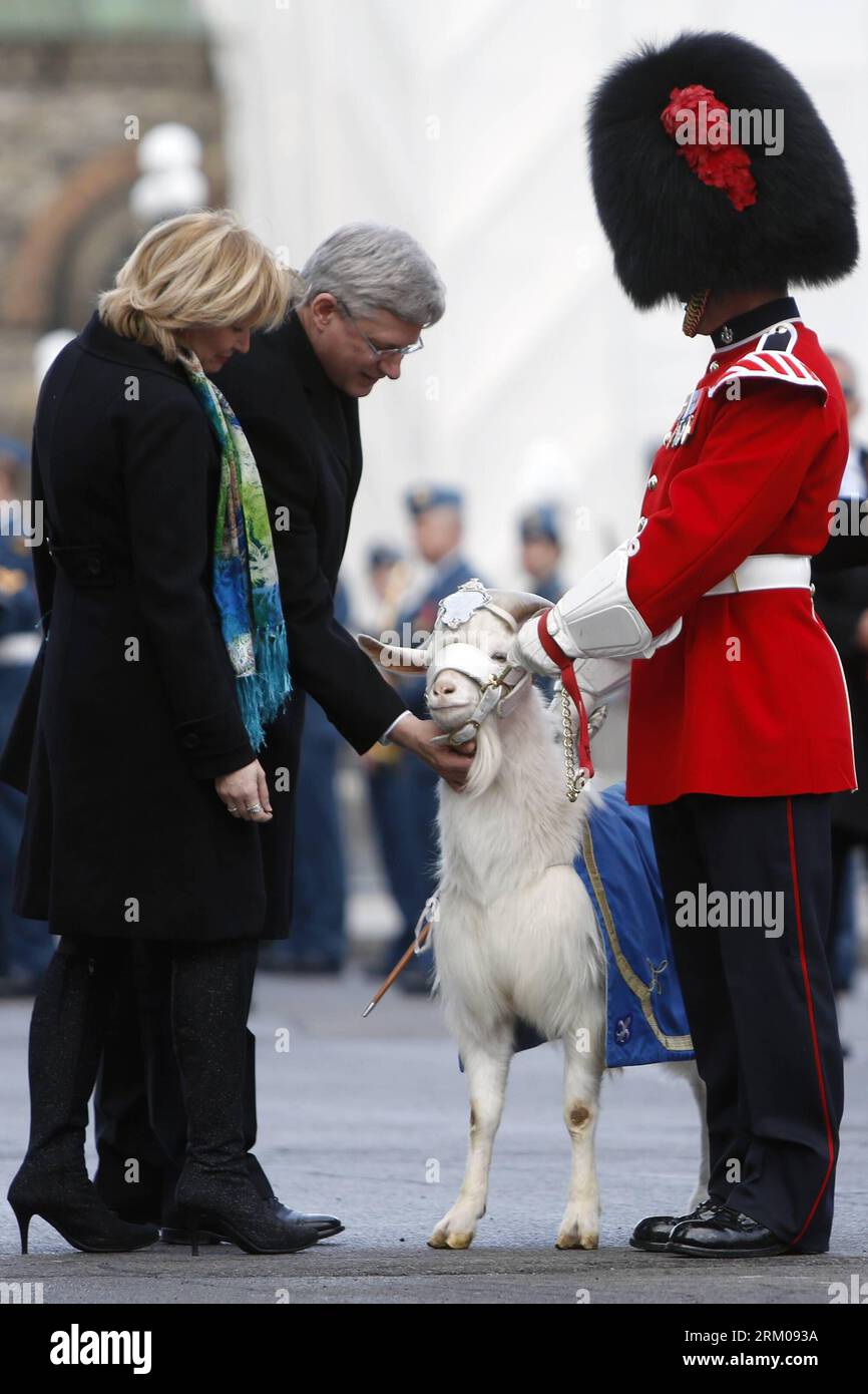 Bildnummer: 59352275 Datum: 14.03.2013 Copyright: imago/Xinhua (130314) -- OTTAWA, 14 marzo 2013 (Xinhua) -- il primo ministro canadese Stephen Harper (2nd L) e sua moglie Laureen (1st L) reagiscono con la mascotte regale del Royal 22 Regiment di nome Batisse a Parliament Hill a Ottawa, Canada, 13 marzo 2013. (Xinhua/David Kawai) (dzl) CANADA-FRANCIA-PM-AYRAULT-VISIT PUBLICATIONxNOTxINxCHN Politik People x1x xdd premiumd 2013 hoch o0 Familie privat Frau 59352275 Data 14 03 2013 Copyright Imago XINHUA Ottawa 14 marzo 2013 XINHUA Canadian prime Minister Stephen Harper 2nd l and HIS wi Foto Stock