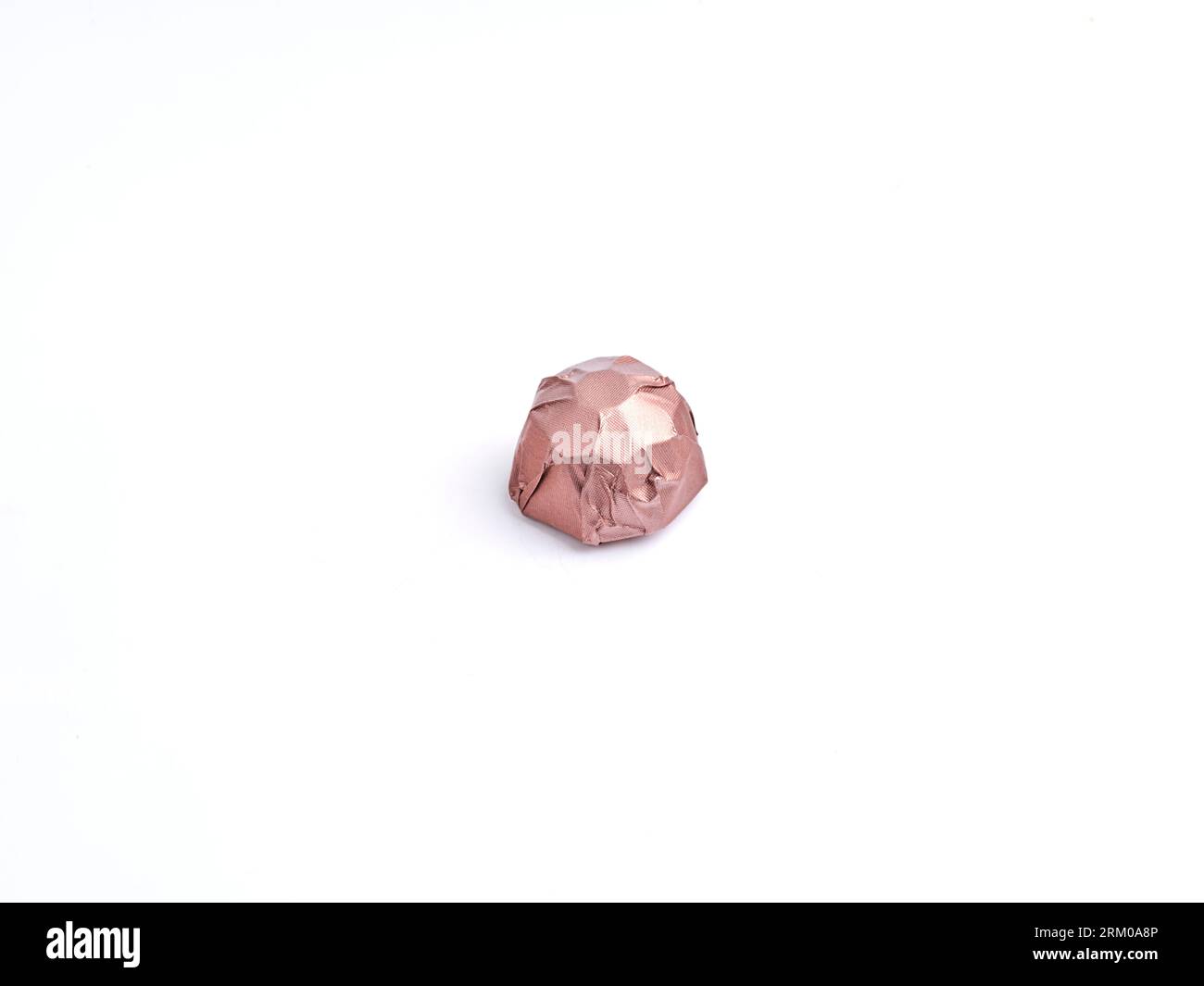 bel pezzo di cioccolato da buongustai isolato su bianco. Primo piano a corto di un pezzo di cioccolato Foto Stock