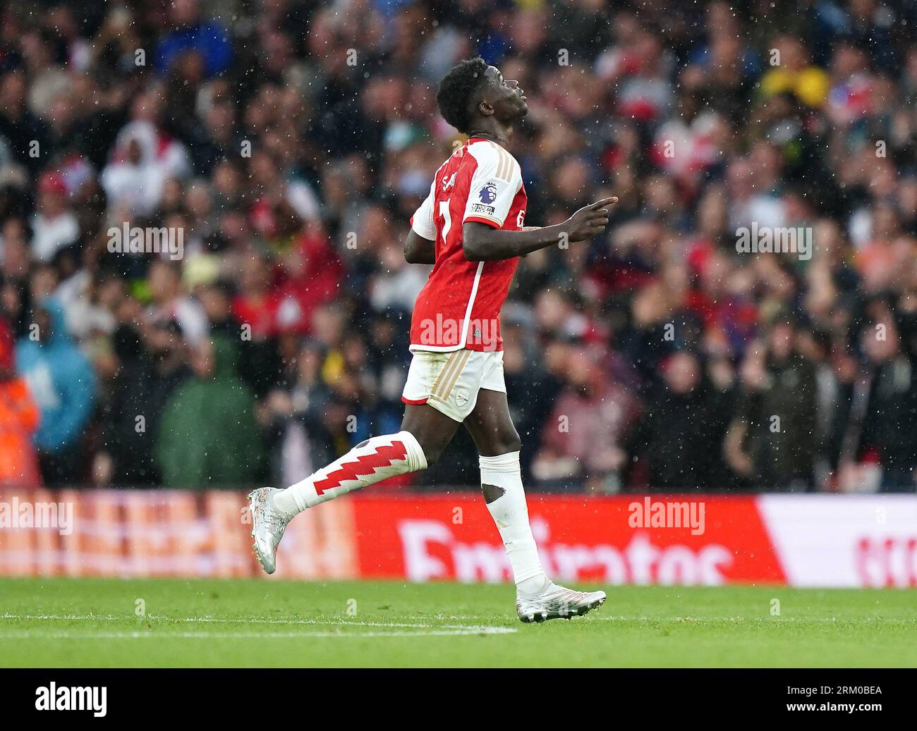 Bukayo Saka dell'Arsenal celebra il primo gol della partita della sua squadra dal punto di rigore durante la partita di Premier League all'Emirates Stadium di Londra. Data foto: Sabato 26 agosto 2023. Foto Stock