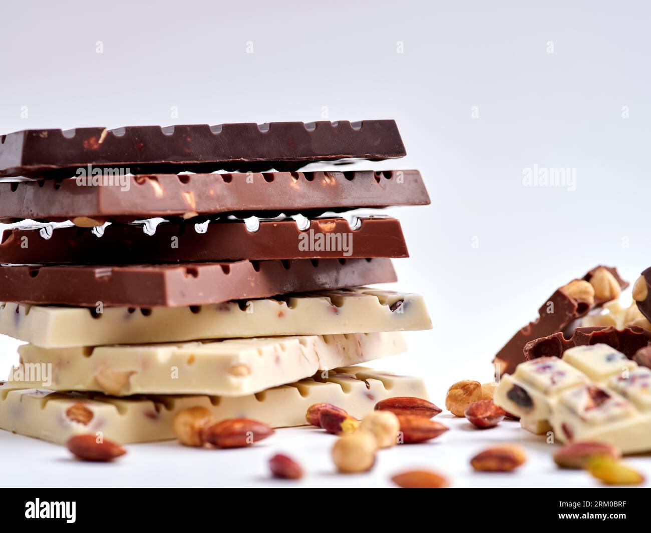 bel pezzo di cioccolato da buongustai isolato su bianco. Primo piano a corto di un pezzo di cioccolato Foto Stock